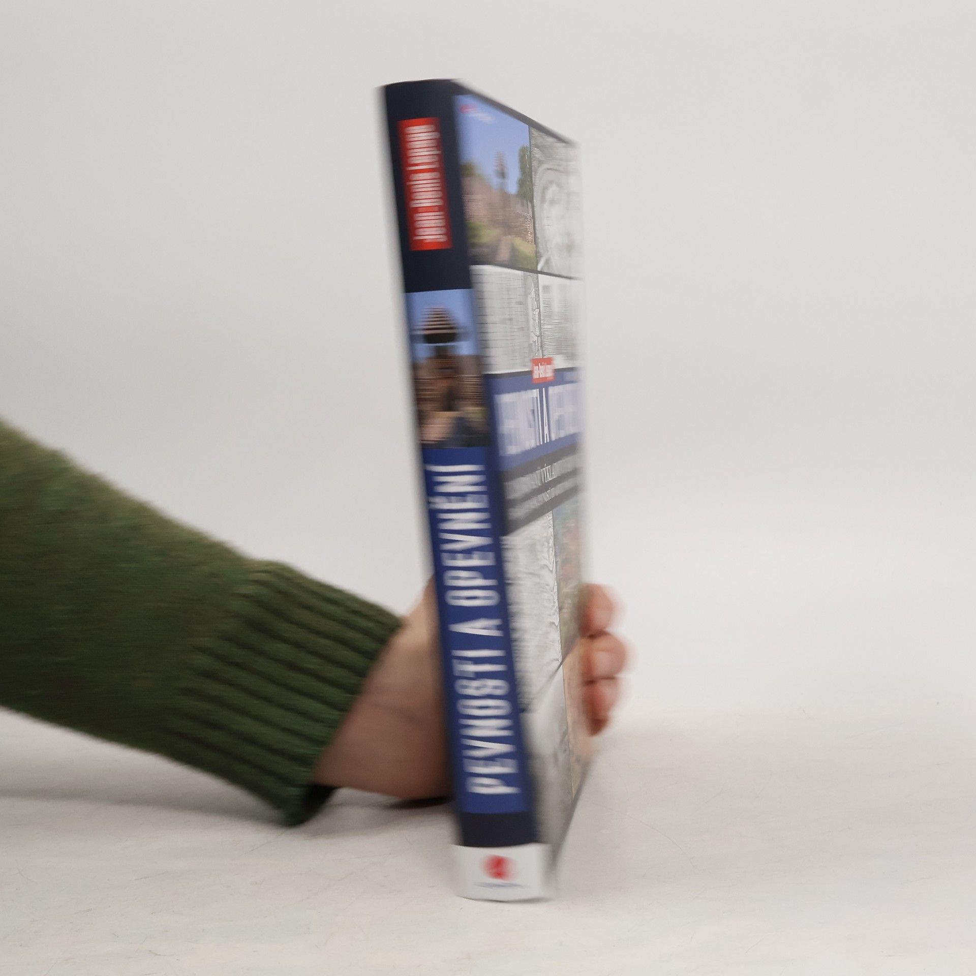 Jean Denis G. G. Lepage Pevnosti a opevnění: Ilustrovaný výkladový slovník hradů, opevnění, pevností od antiky po současnost