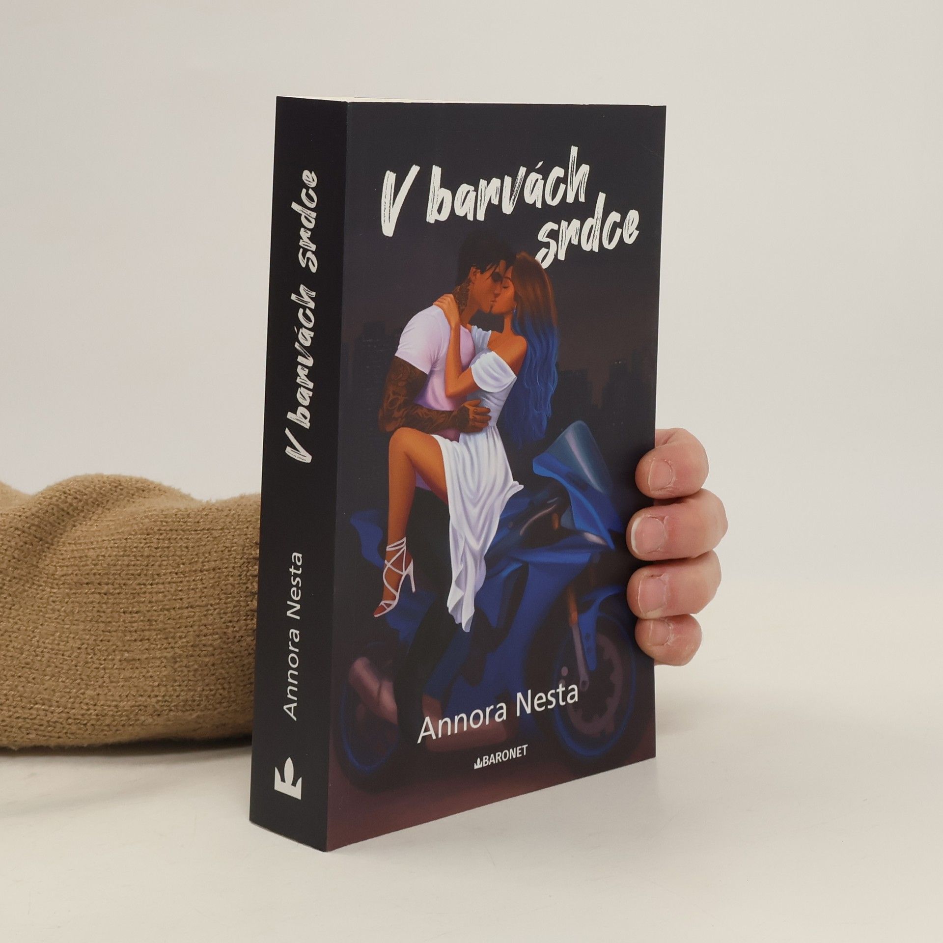 Annora Nesta Zlomeni. 1, V barvách srdce