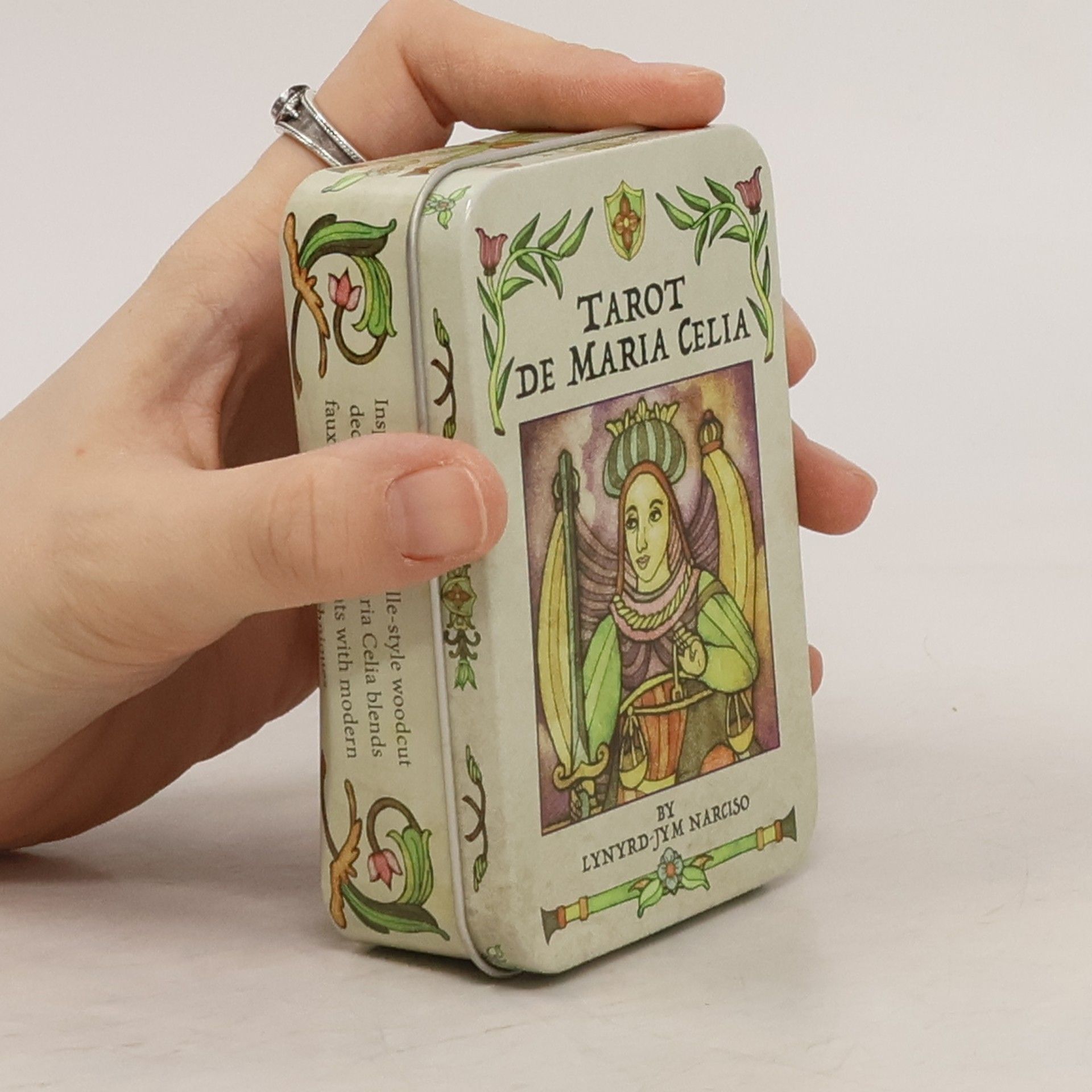 Lynyrd-Jym Narciso Tarot de Maria Celia in a tin