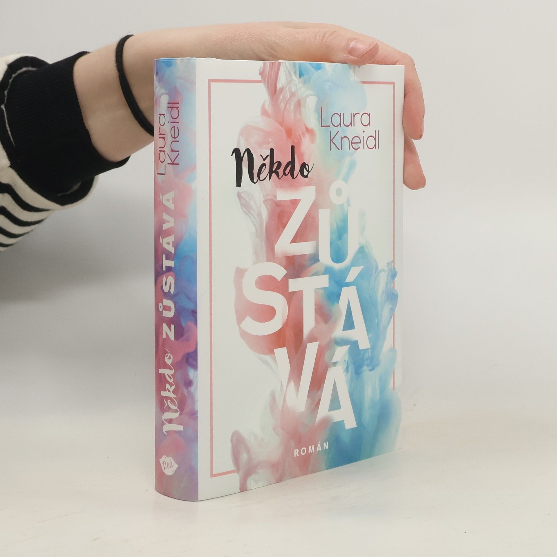 Laura Kneidl Někdo zůstává