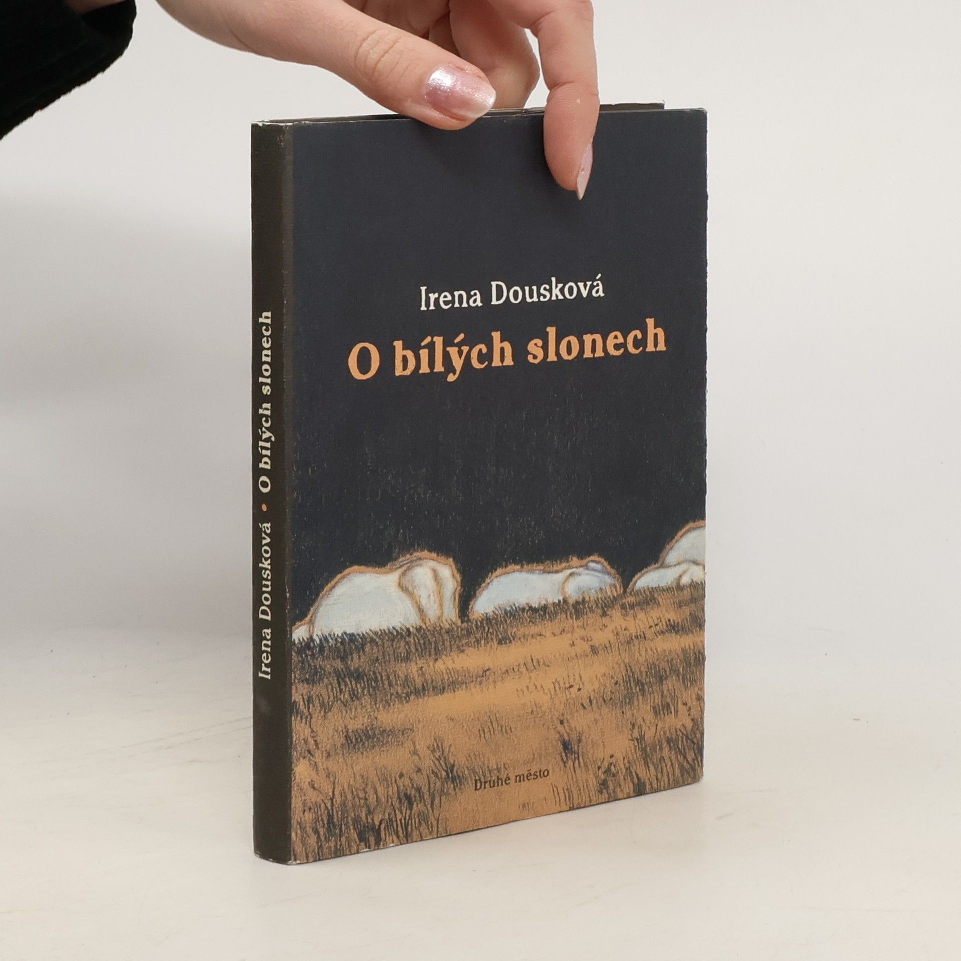 Irena Dousková O bílých slonech