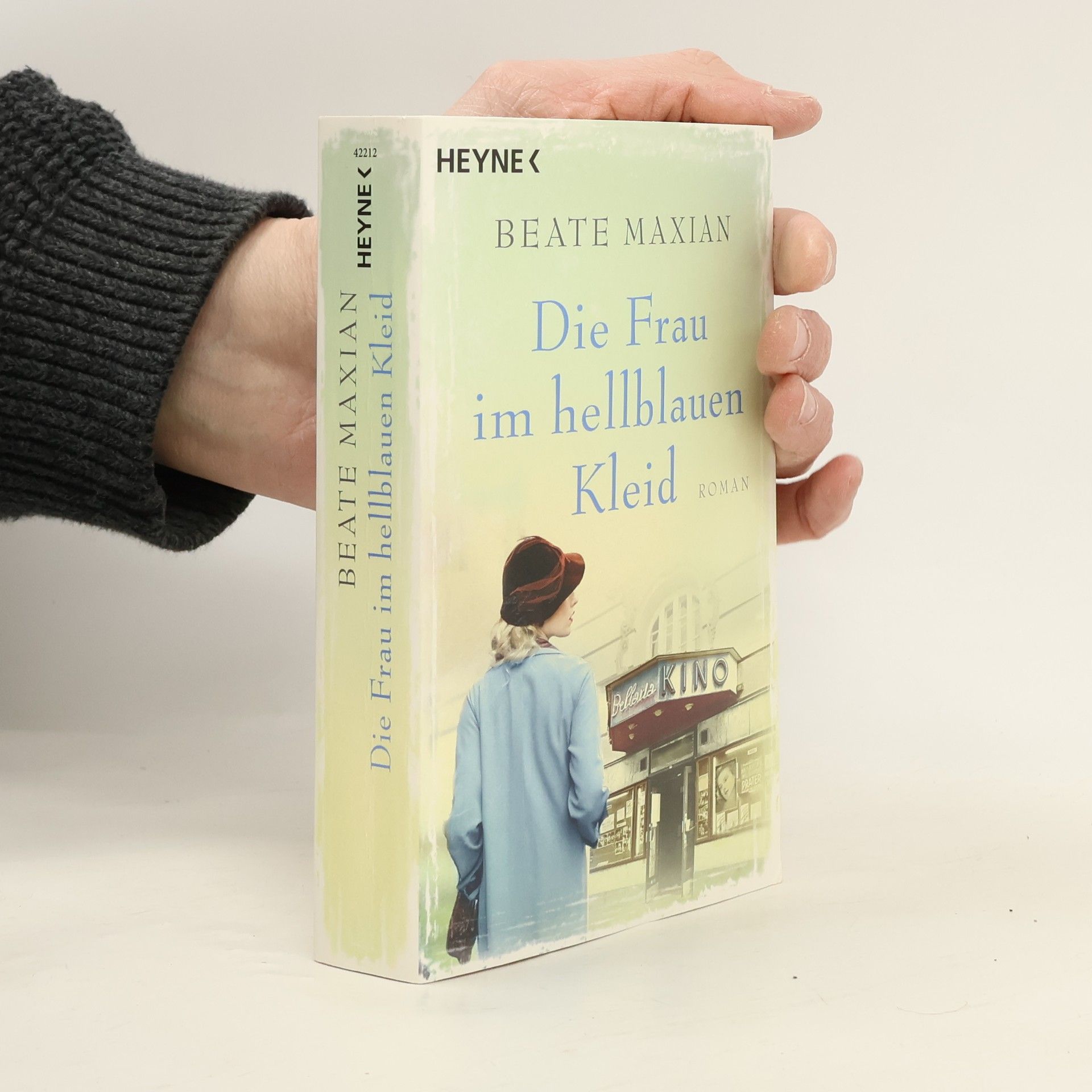 Beate Maxian Die Frau im hellblauen Kleid