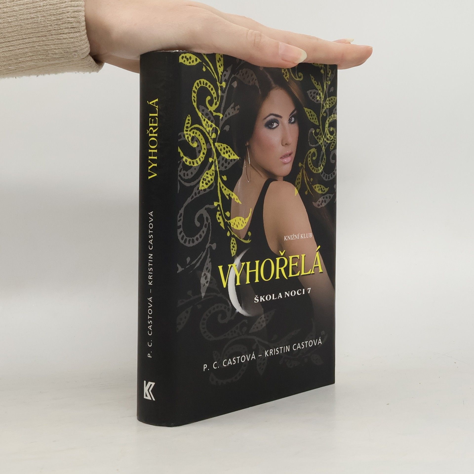 Phyllis Christine Cast Škola noci 7. Vyhořelá