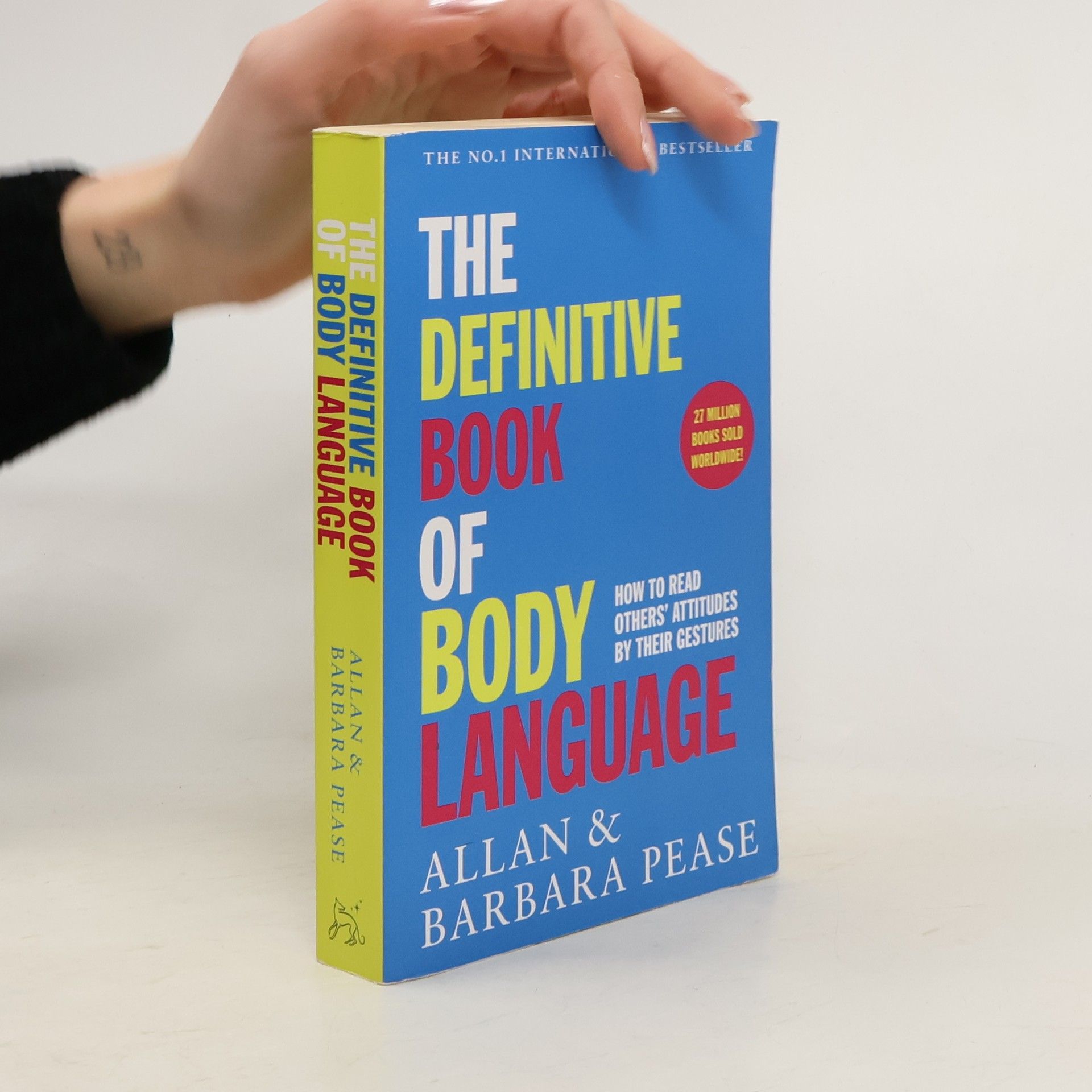 The definitive book of body language : how to read others' attitudes by their gestures