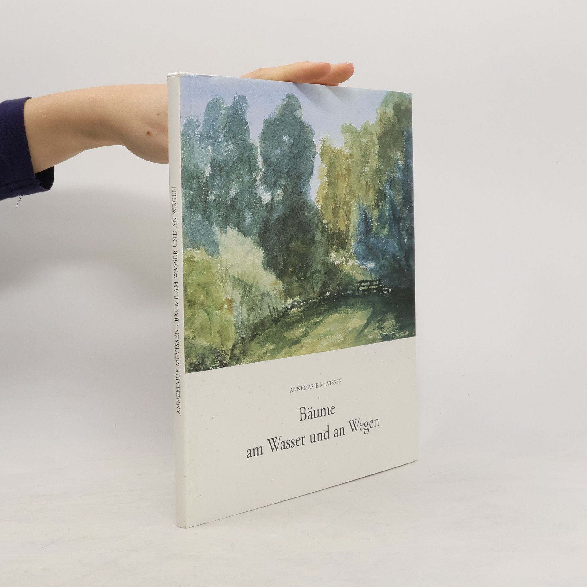 Bäume am Wasser und an Wegen