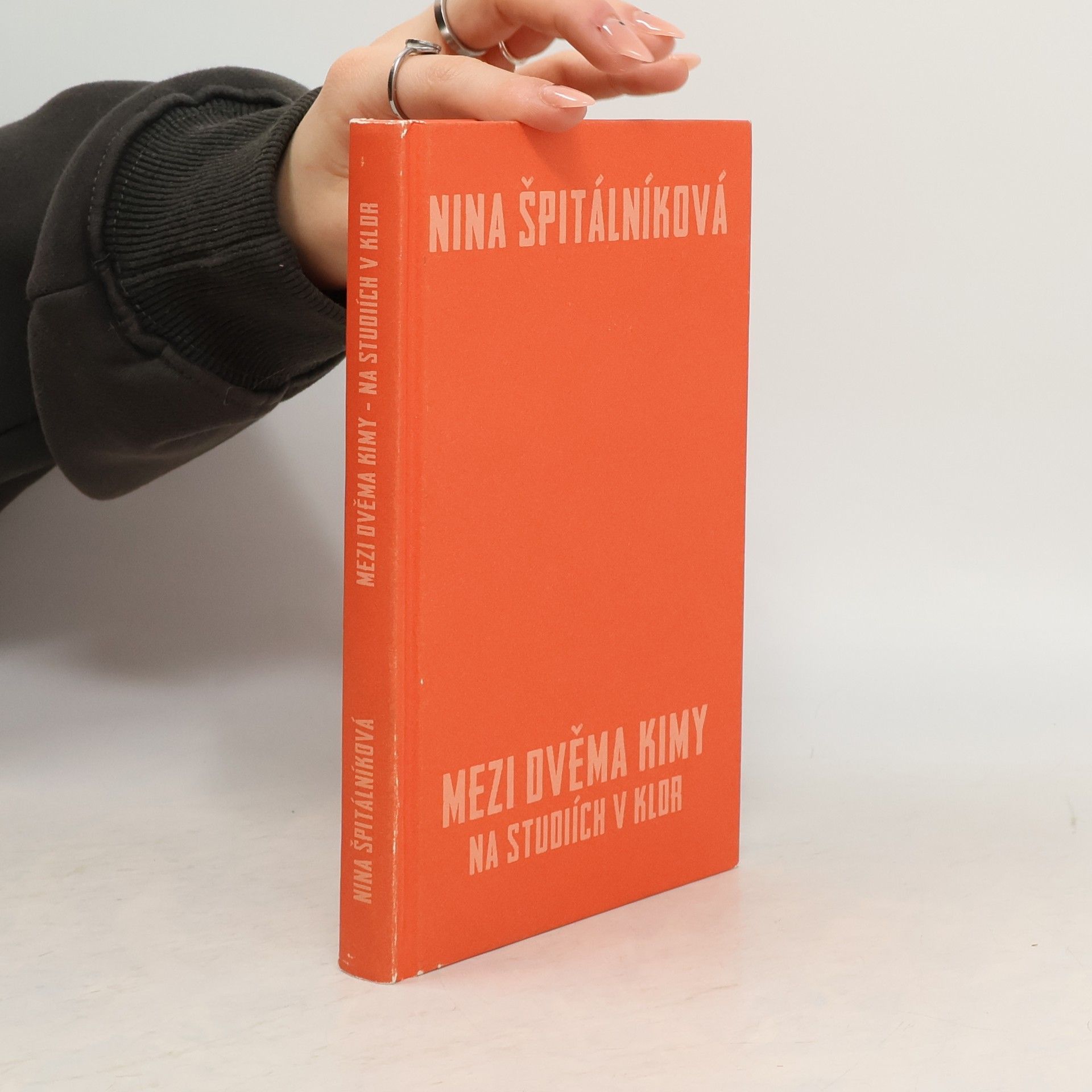 Nina Špitálníková Mezi dvěma Kimy. Na studiích v KLDR