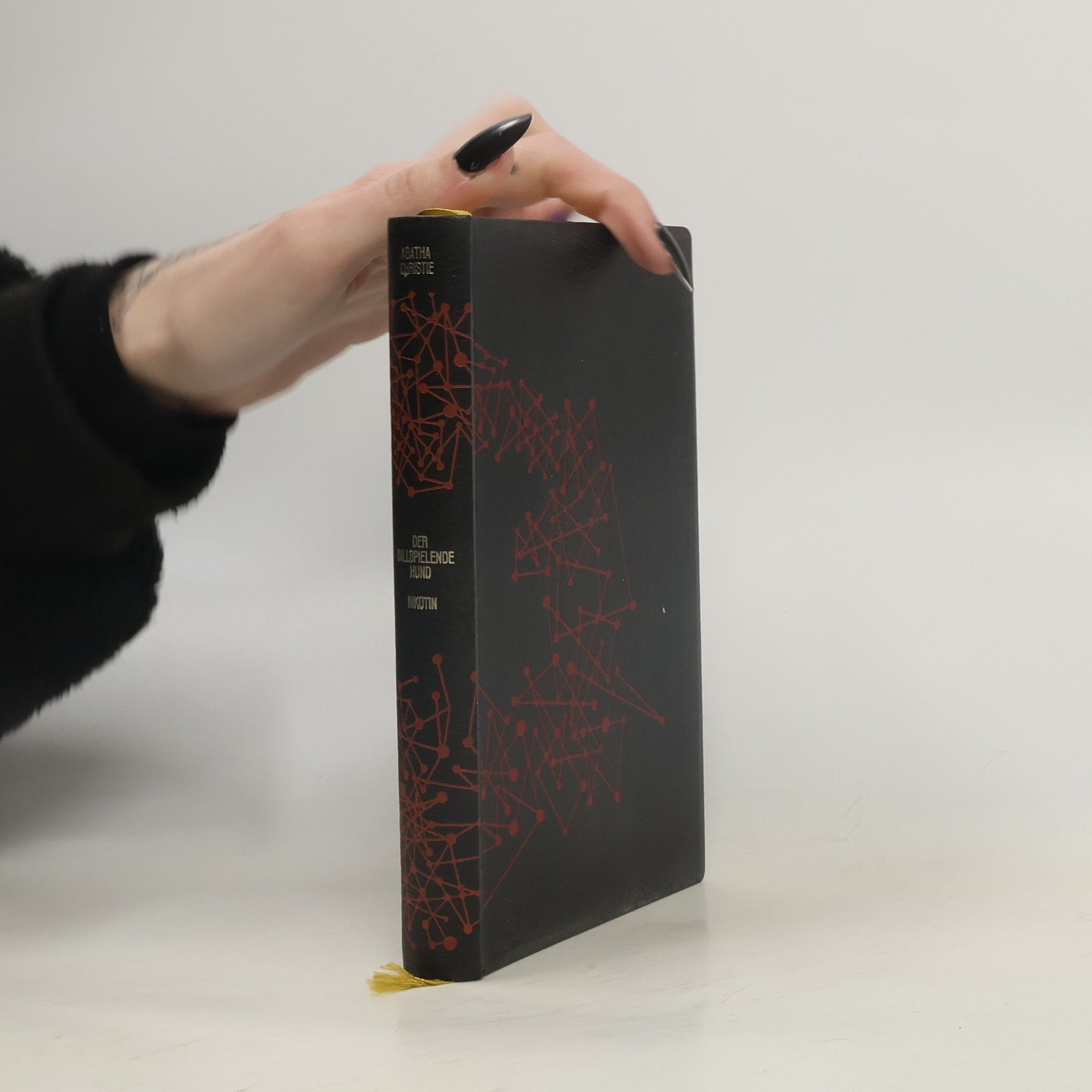 Agatha Christie Der ballspielende Hund: Nikotin
