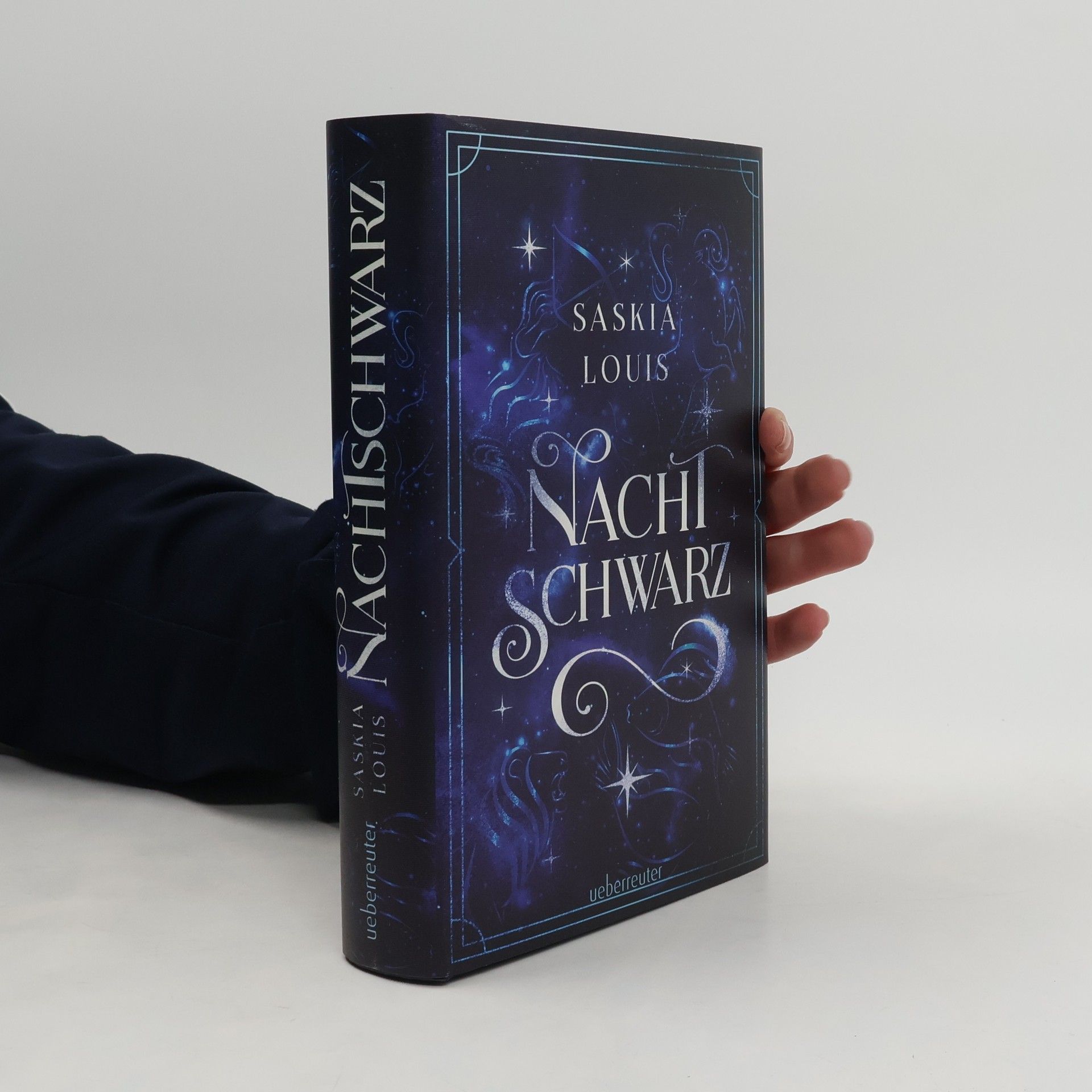 Saskia Louis Nachtschwarz (Nachtschwarz-Sternenhell, Bd. 1) Aufregende Urban-Fantasy-Dilogie über die Magie der Sterne und eine große Liebe – Buchumschlag mit Perlmuttglanzeffekt + Character Card in der 1. Auflage!