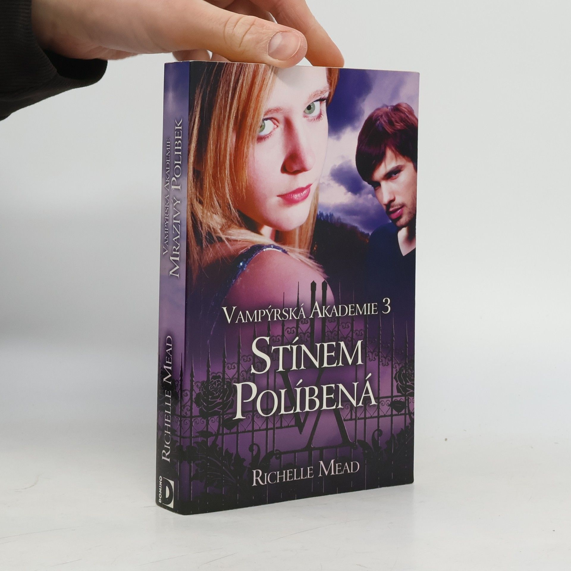 Richelle Mead Vampýrská akademie 3: Stínem políbená.