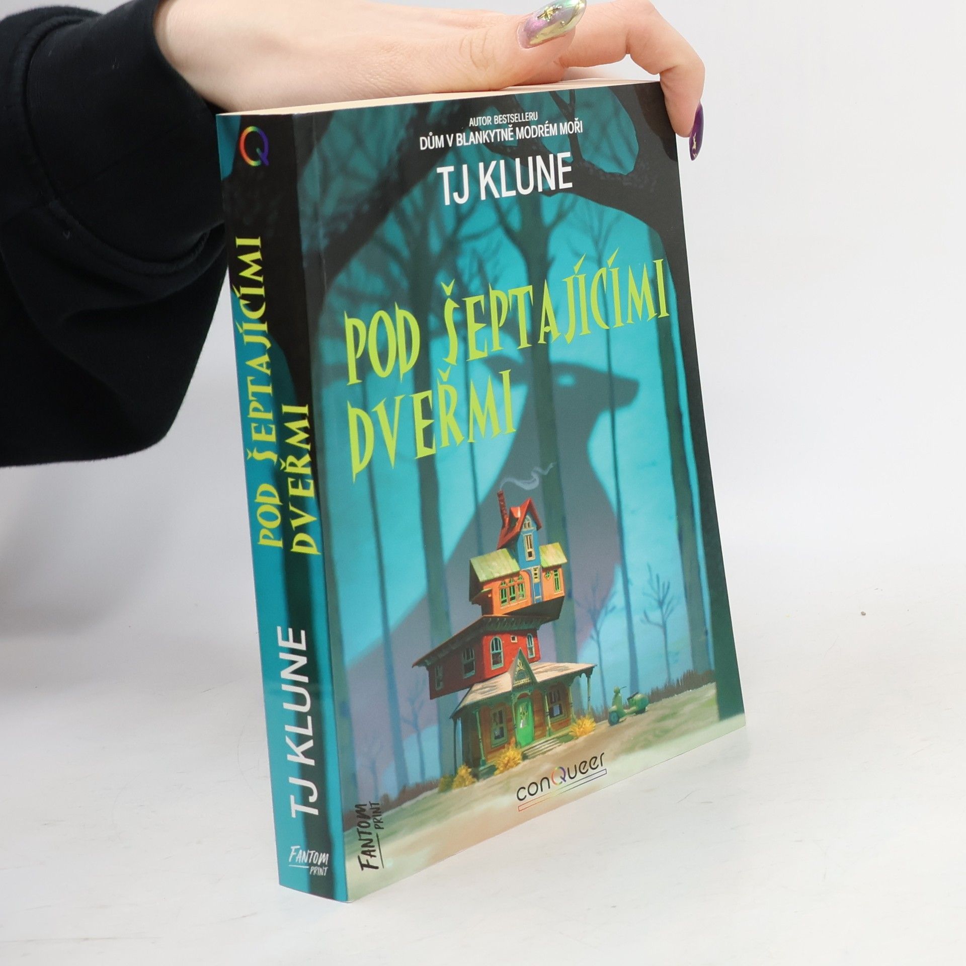 TJ Klune Pod šeptajícími dveřmi