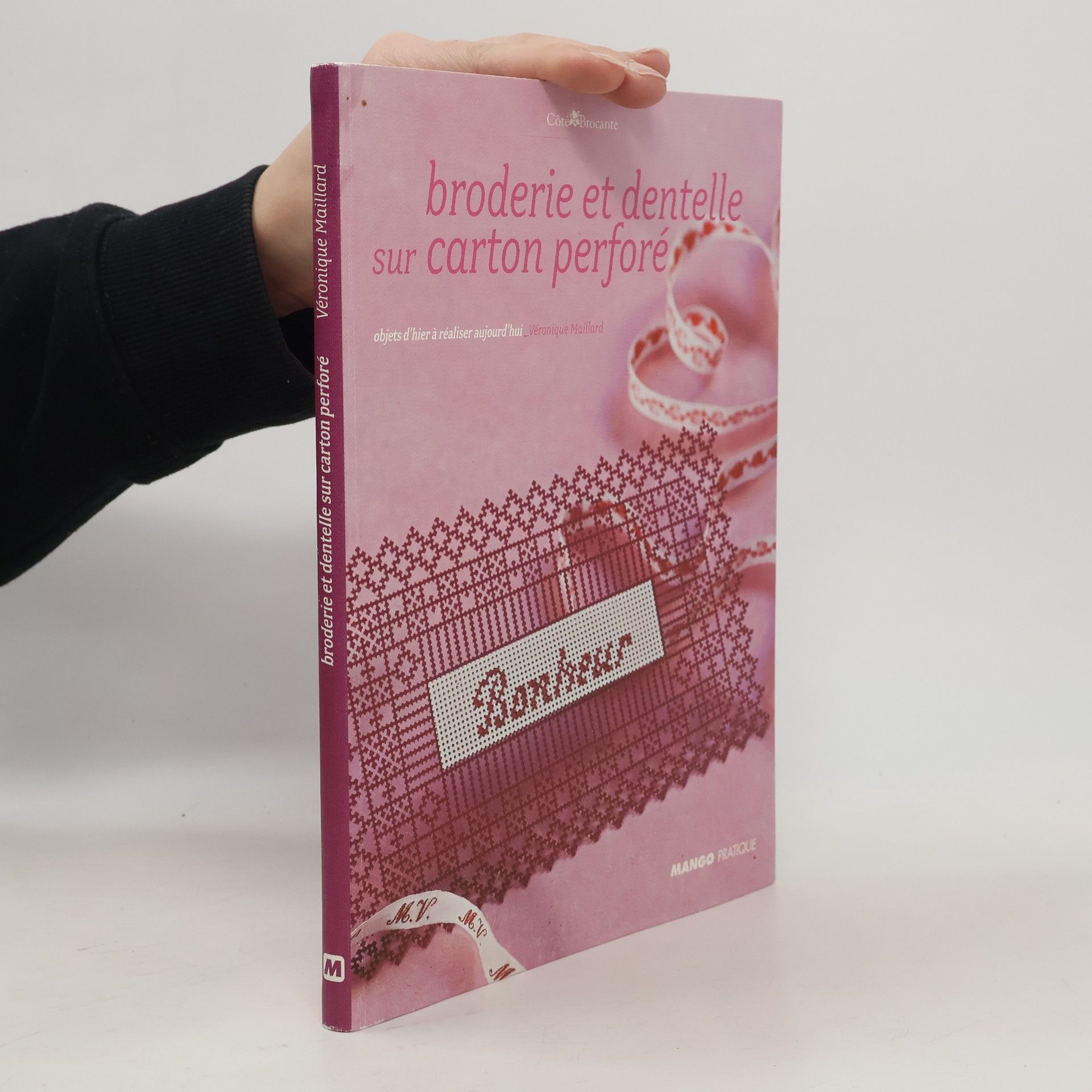 Broderie et dentelle sur carton perforé