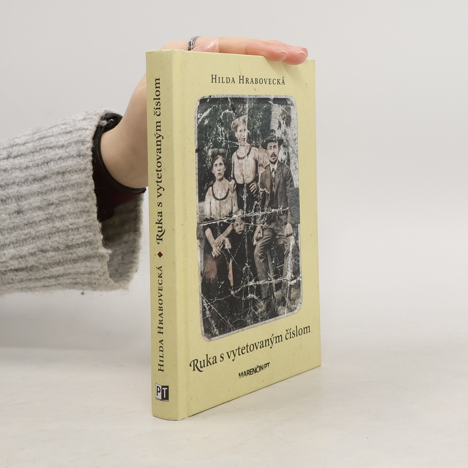 Ruka s vytetovaným číslom