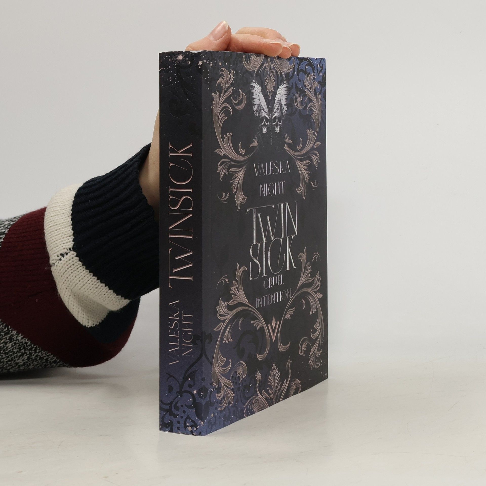 Night Valeska Twinsick