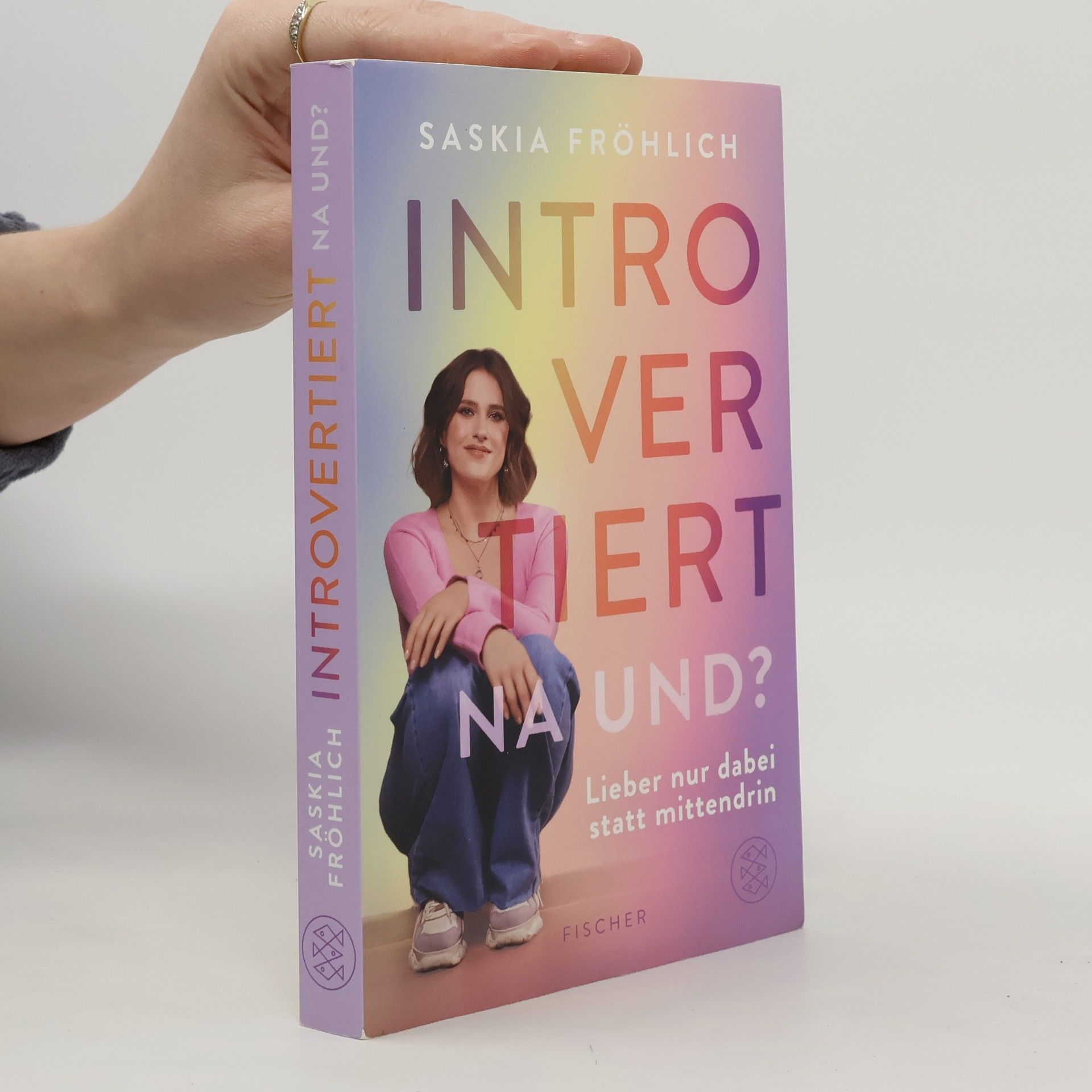 Saskia Fröhlich Introvertiert, na und?. Lieber nur dabei statt mittendrin | Comedienne @saskiaistfroehlich über ihr Dasein als Introvertierte