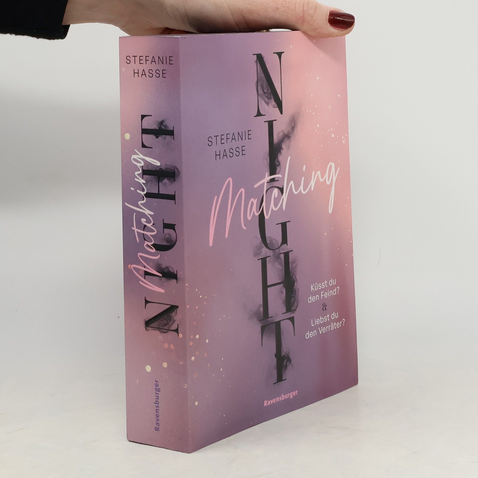 Stefanie Hasse Matching Night, Band 1 & 2: Küsst du den Feind? & Liebst du den Verräter? (Limitierte Ausgabe mit Farbschnitt Doppelband New Adult Romantic Suspense 1. Platz beim Lovelybooks Community Award)