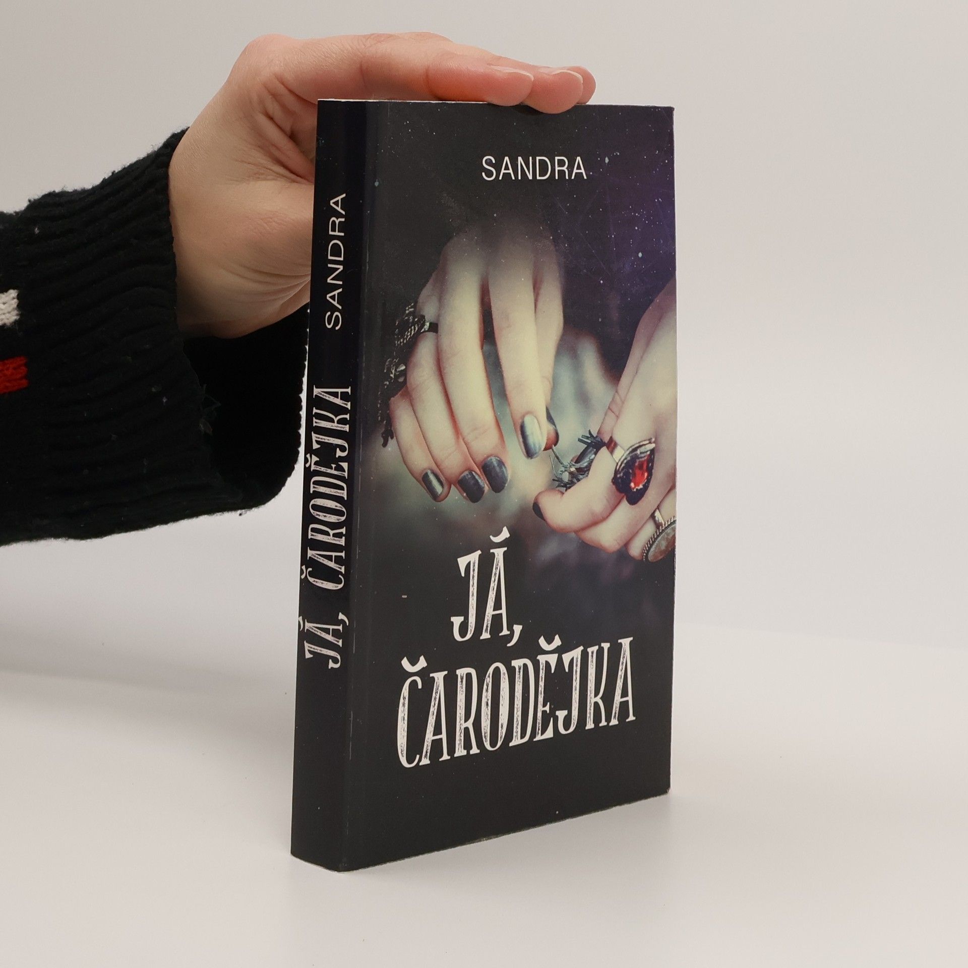 Sandra Já, čarodějka