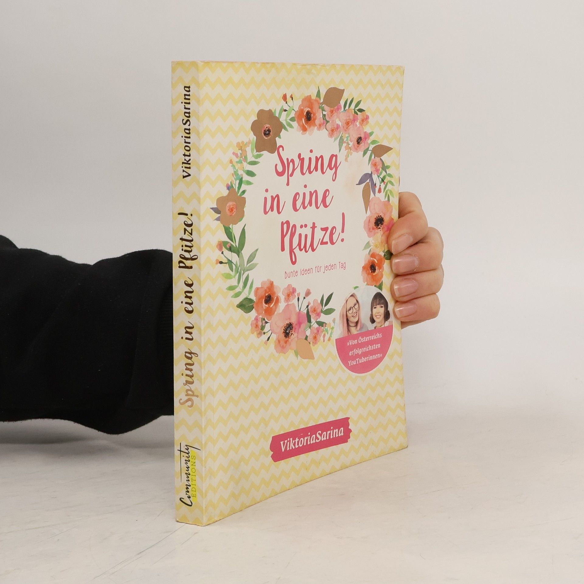 Viktoria Sarina Spring in eine Pfütze