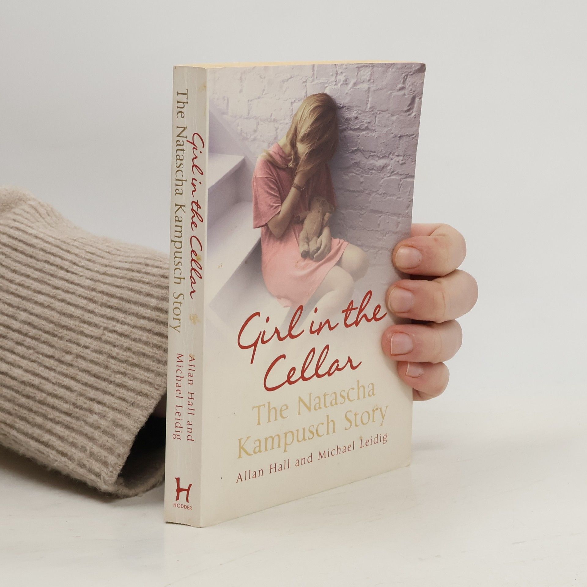 Girl in the cellar : the Natascha Kampusch story