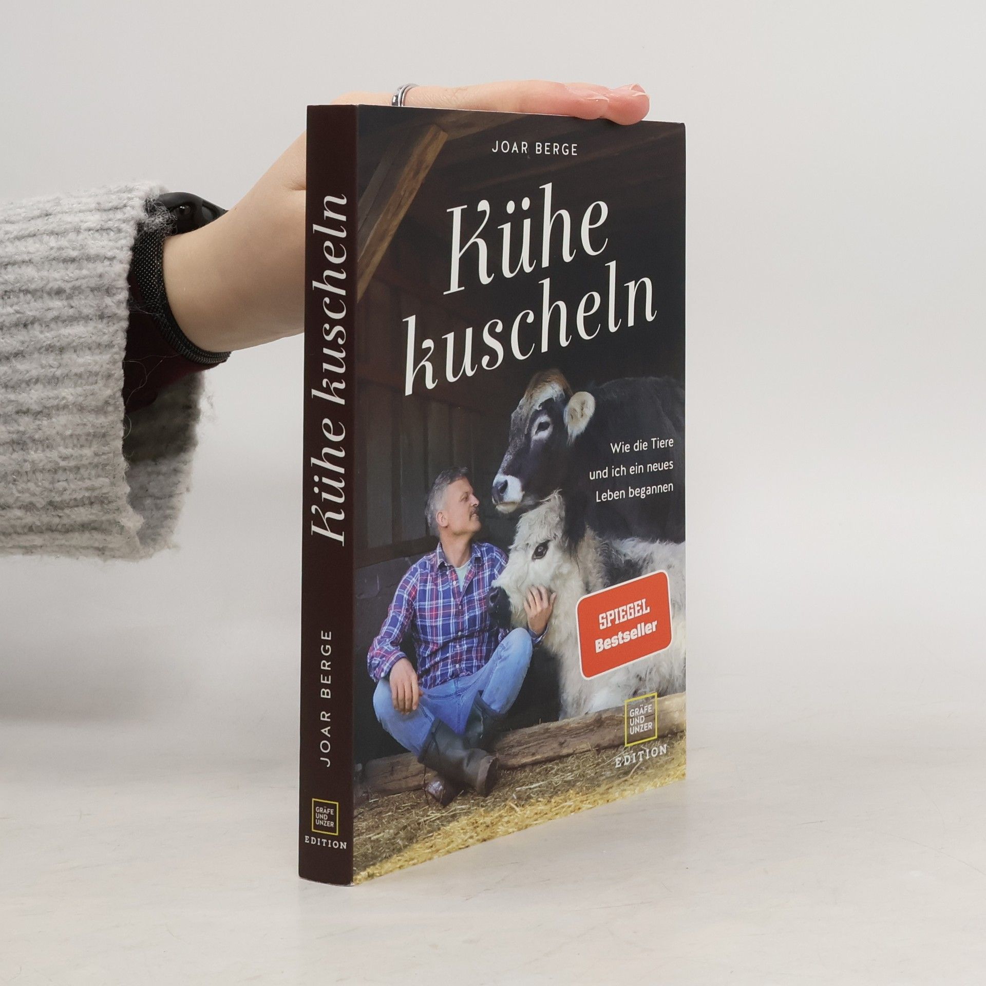 Joar Berge Kühe kuscheln