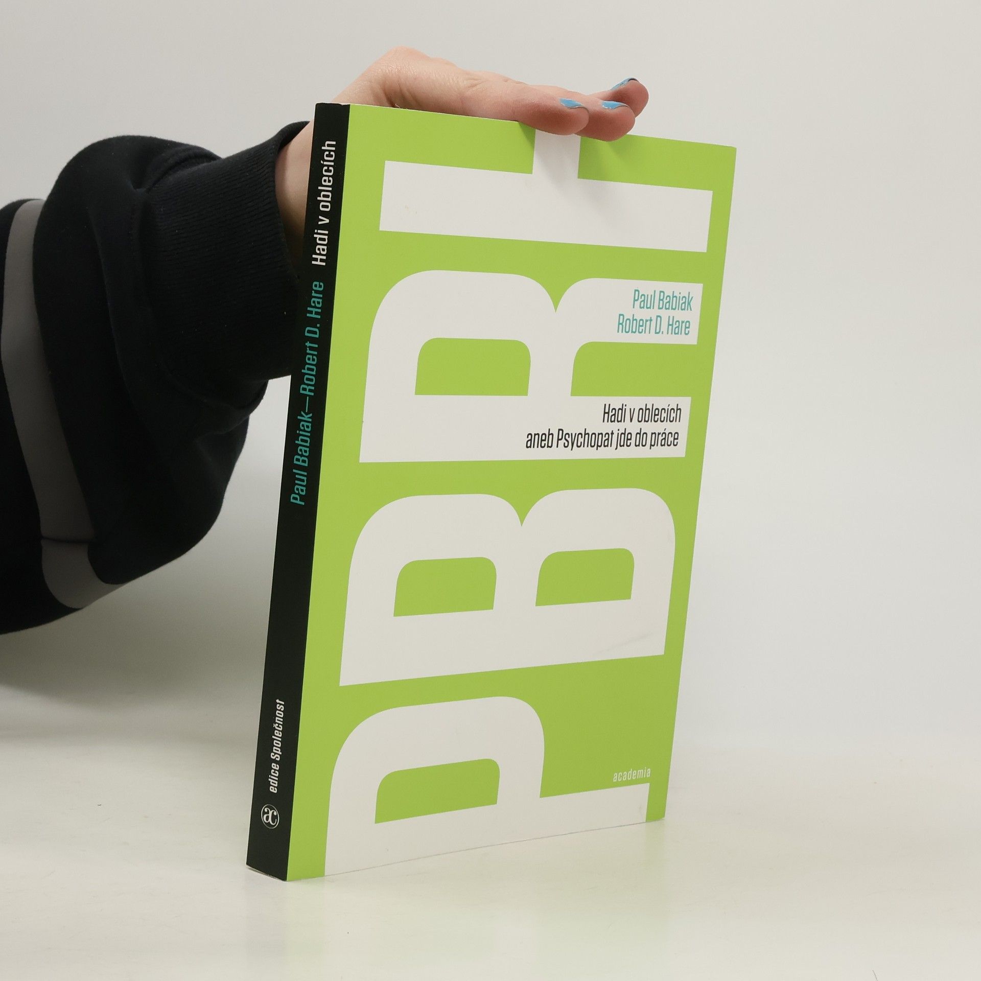 Hadi v oblecích aneb Psychopat jde do práce