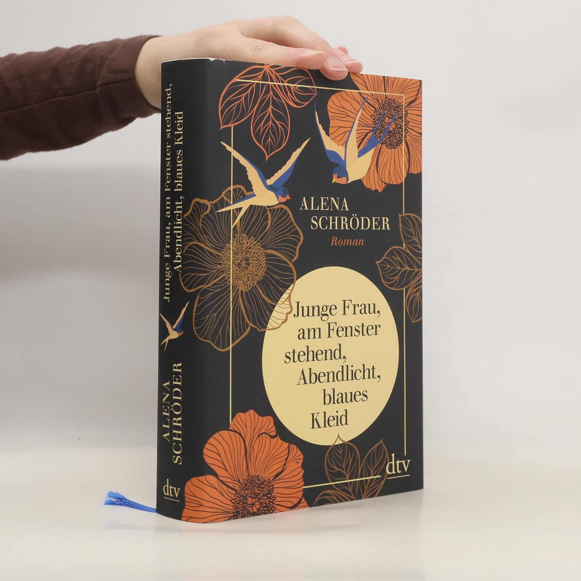 Junge Frau, am Fenster stehend, Abendlicht, blaues Kleid