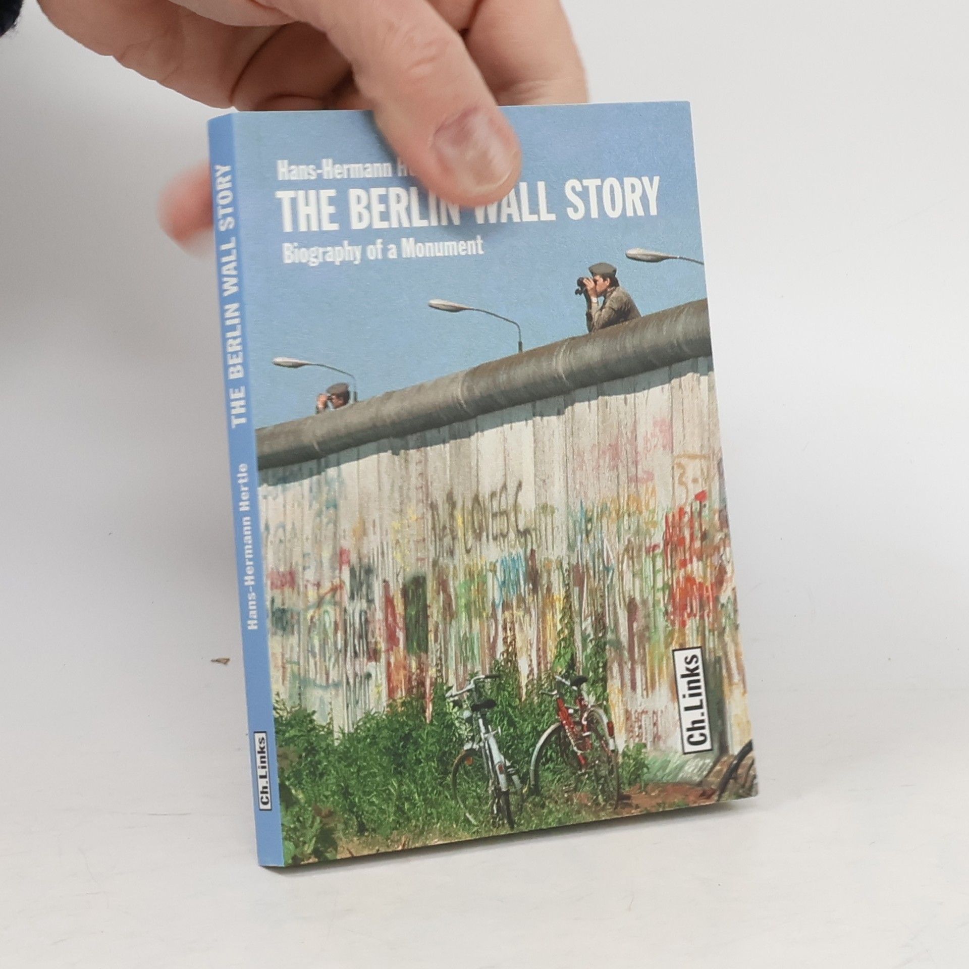 Hans-Hermann Hertle The Berlin Wall story : biography of a monument