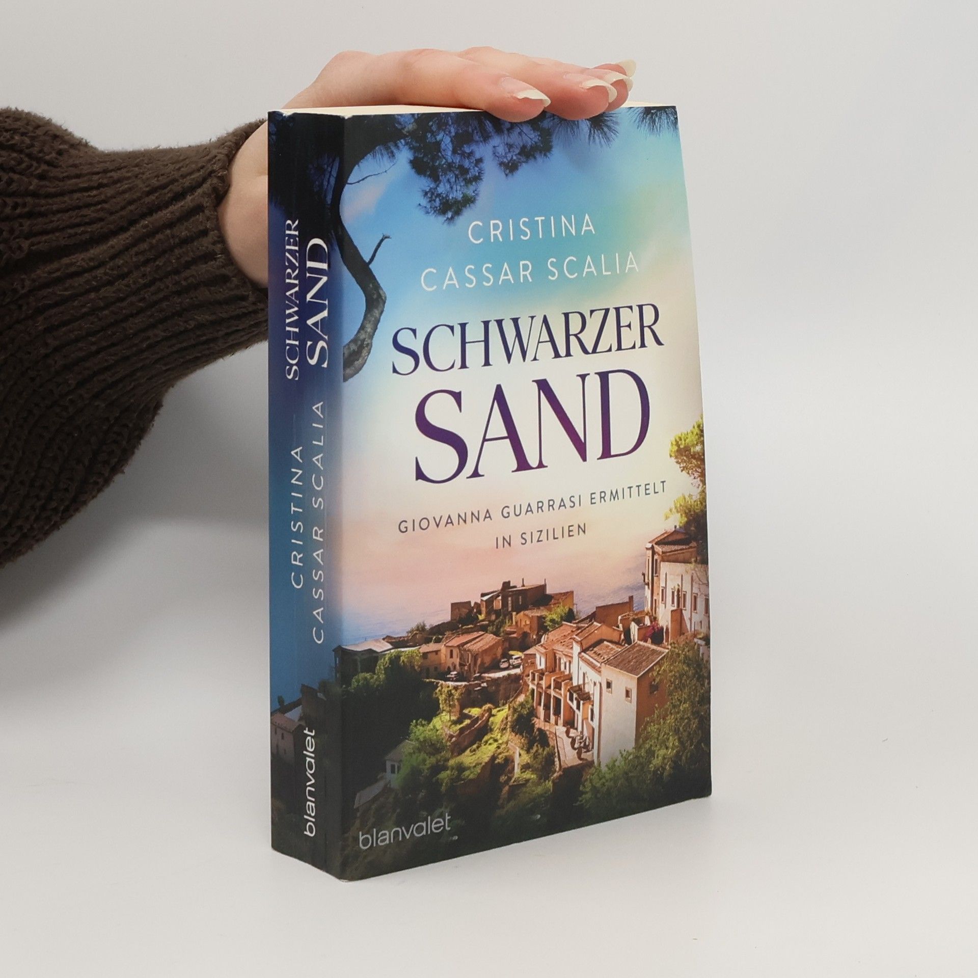 Cristina Cassar Scalia Schwarzer Sand