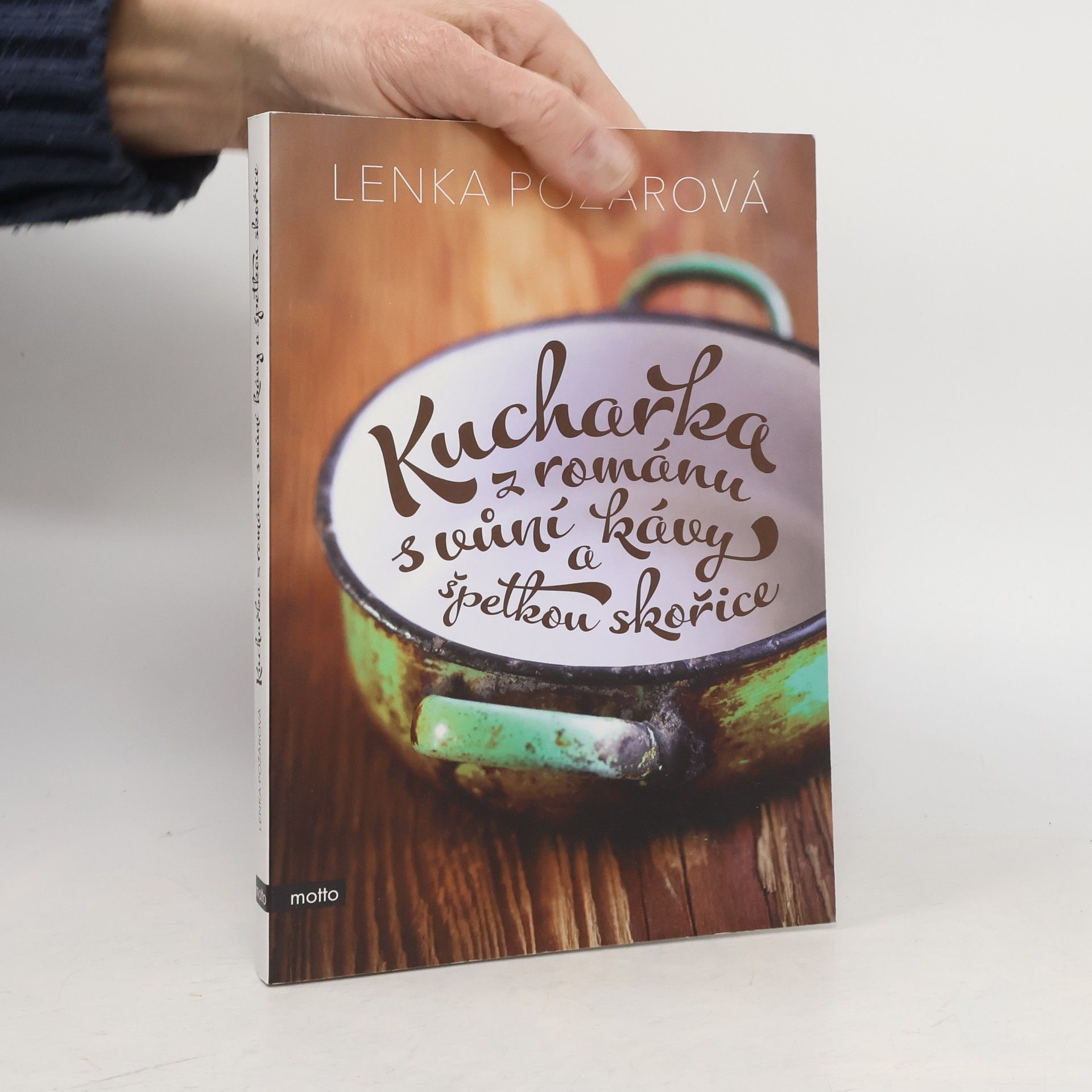 Lenka Požárová Kuchařka z románu s vůní kávy a špetkou skořice