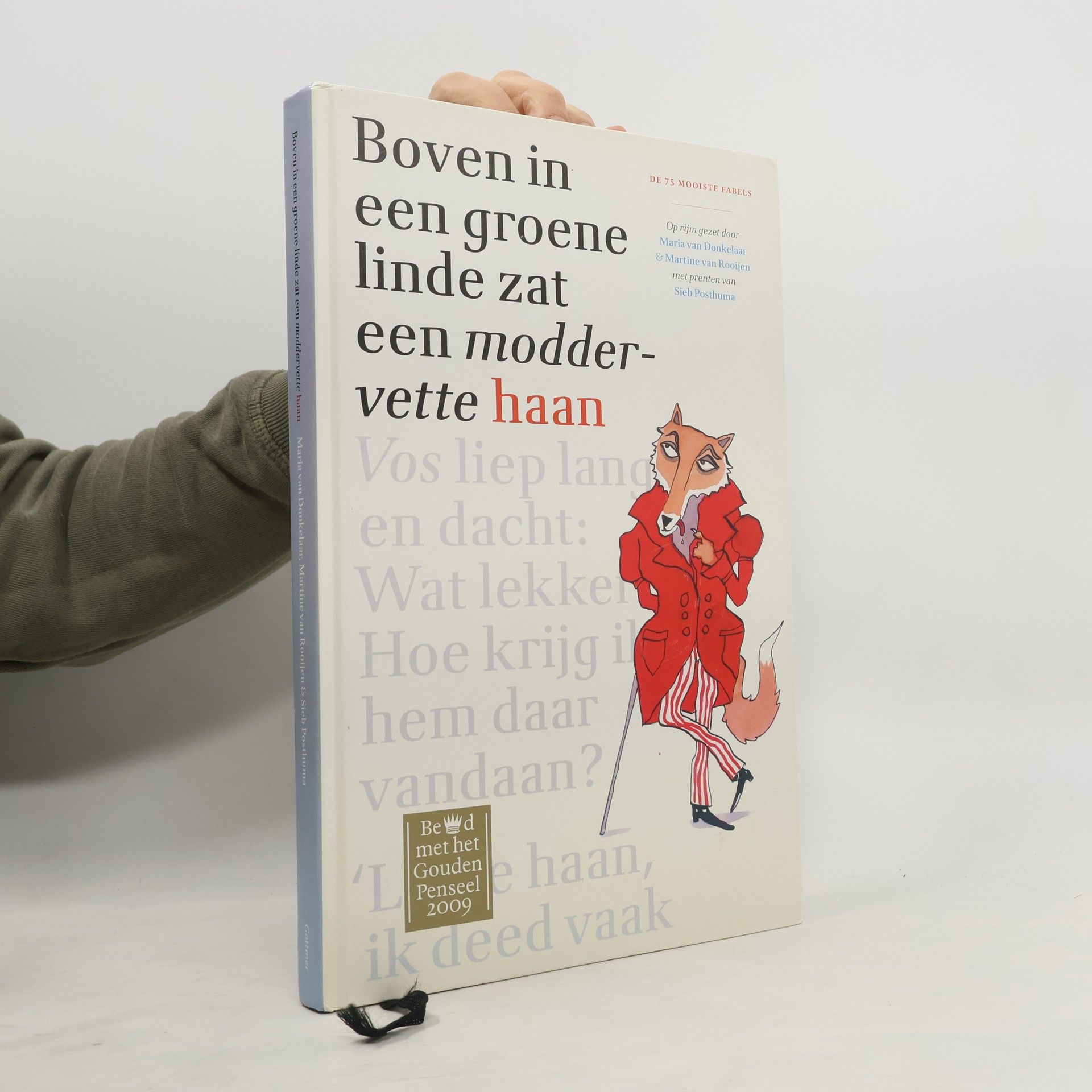 Boven in de groene linde zat een moddervette haan