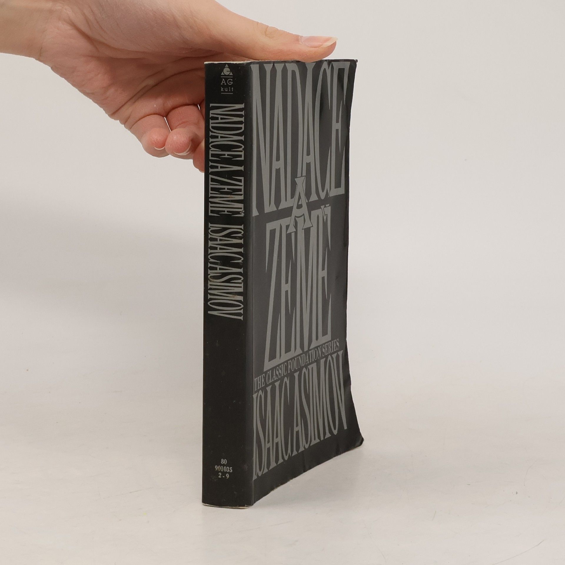 Isaac Asimov Nadace a Země