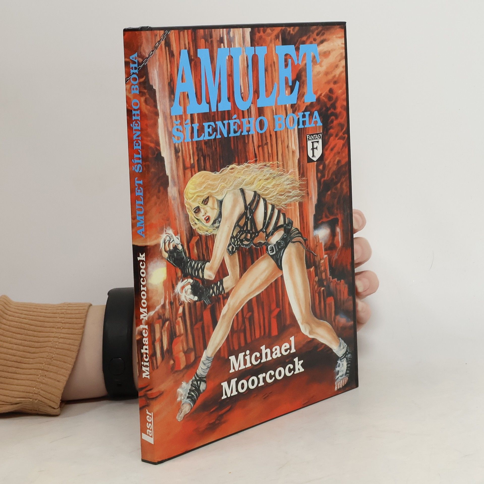 Michael Moorcock Amulet šíleného boha