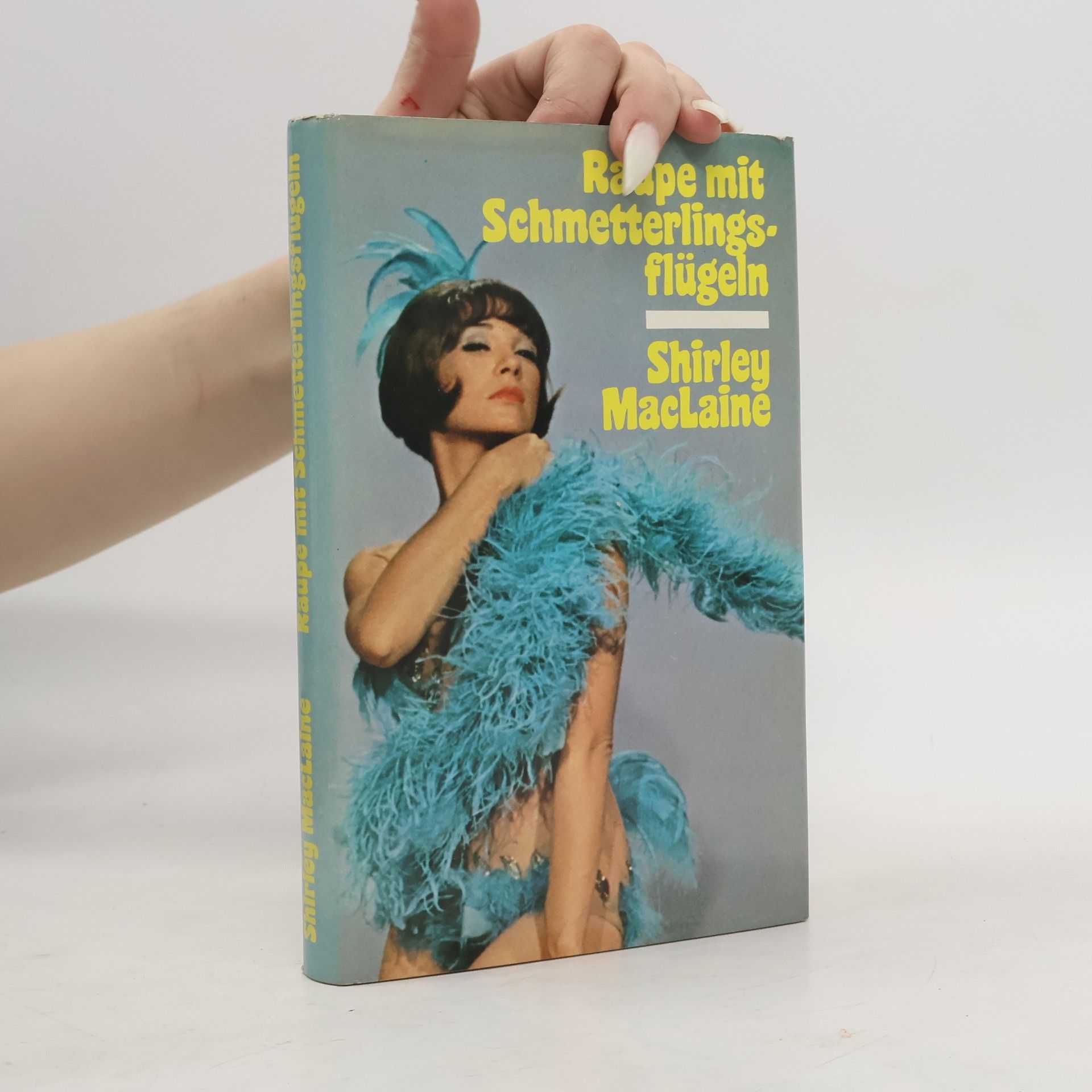 Shirley MacLaine Raupe mit Schmetterlingsflügeln