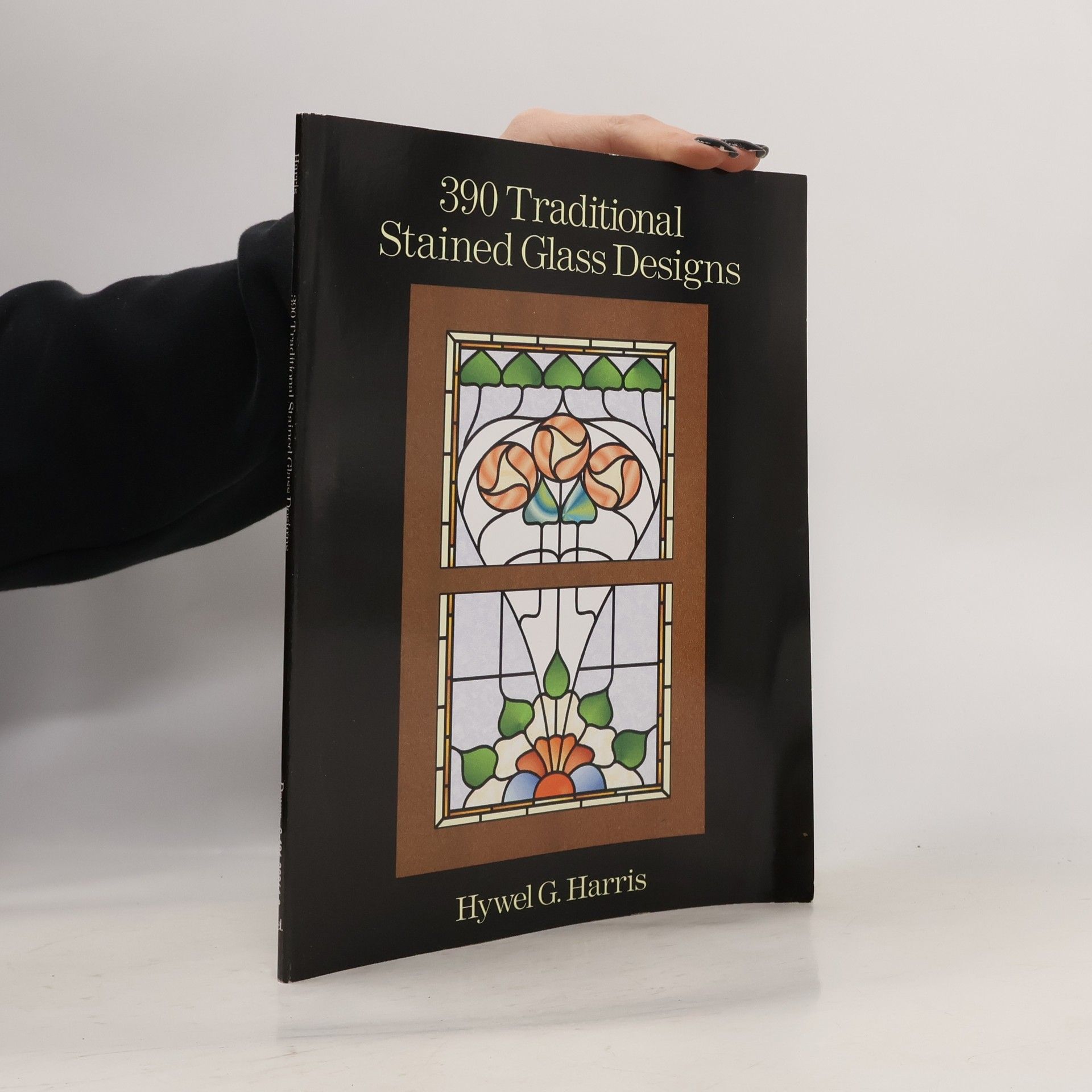 Hywel G. Harris 390 Traditional Stained Glass Designs