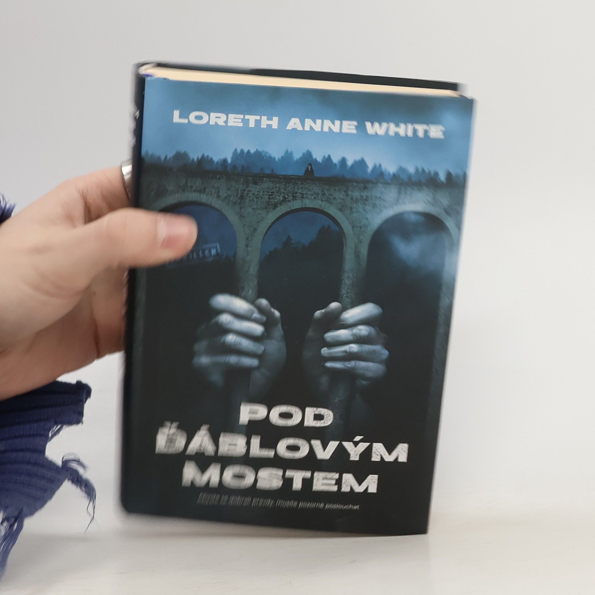 Loreth Anne White Pod ďáblovým mostem