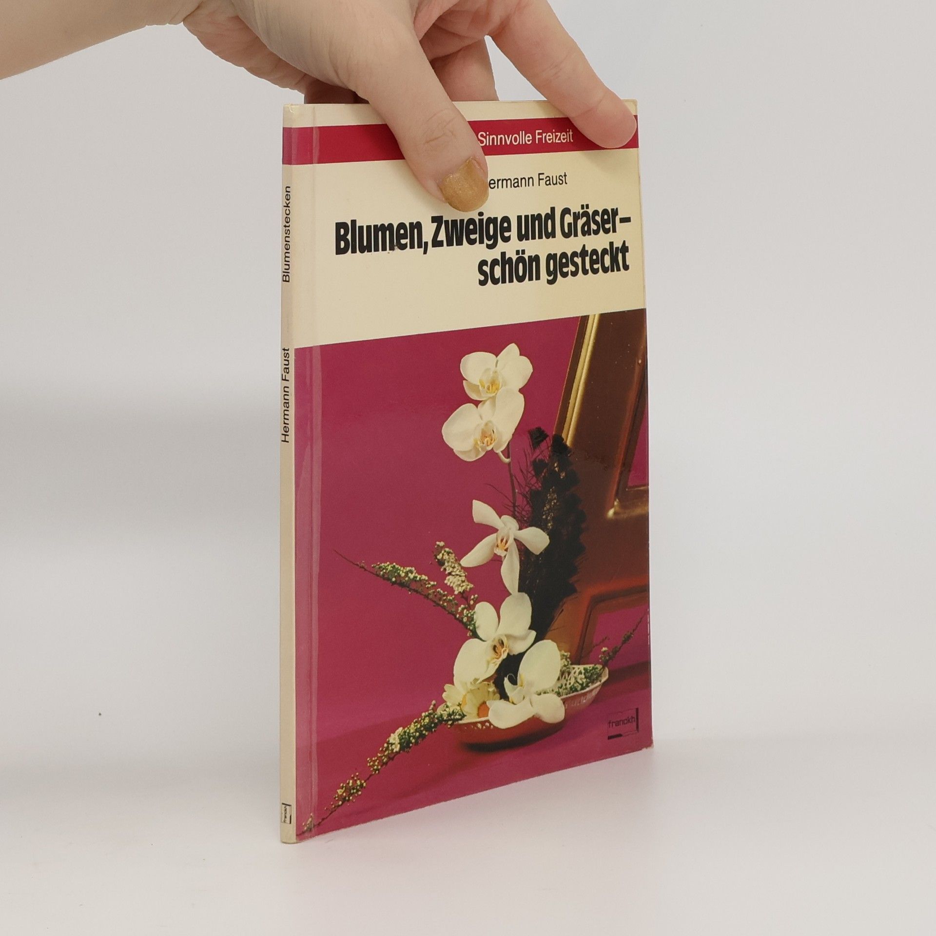 Blumen, Zweige und Gräser - schön gesteckt