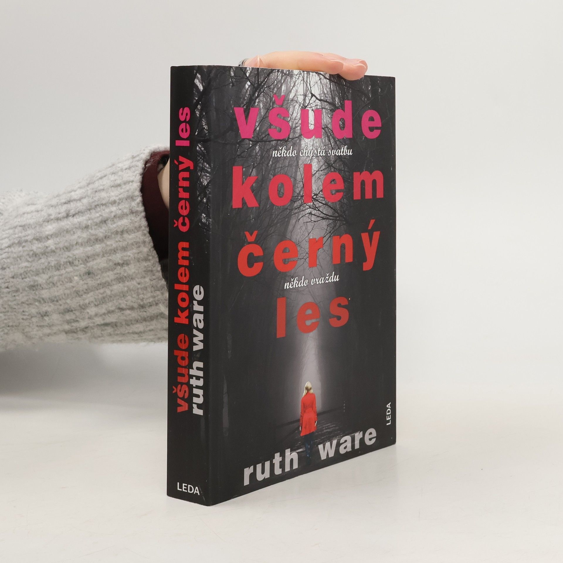 Ruth Ware Všude kolem černý les. Někdo chystá svatbu, někdo vraždu