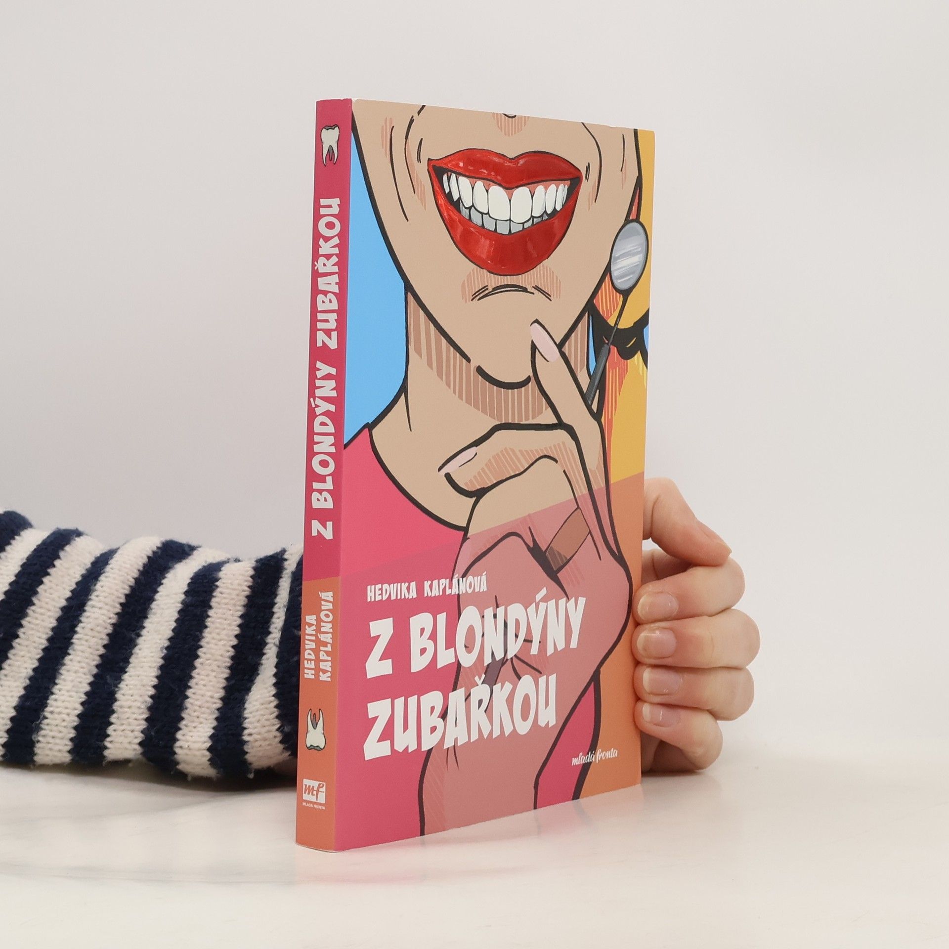 Z blondýny zubařkou