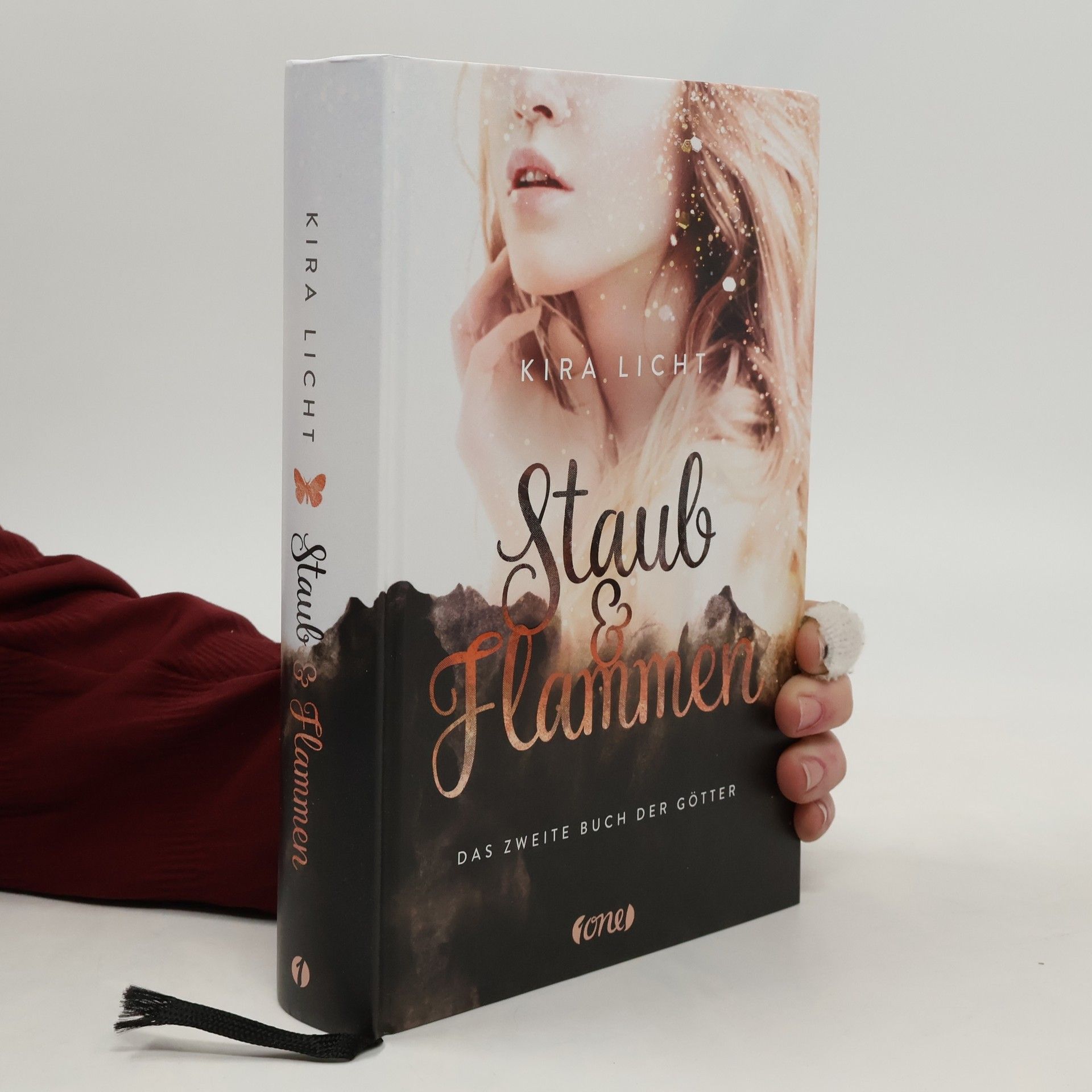 Kira Licht Staub & Flammen