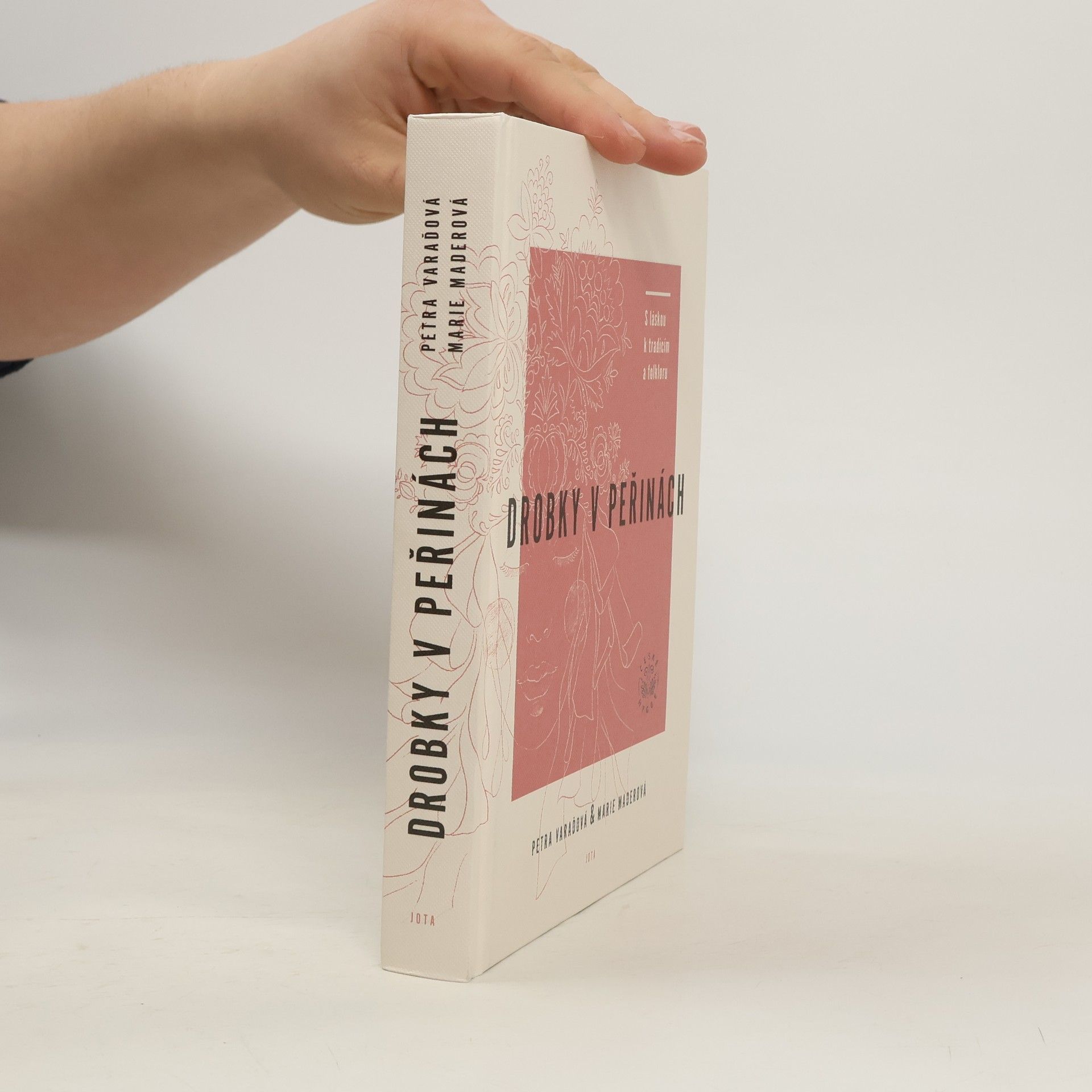 Petra Varaďová Drobky v peřinách. S láskou k tradicím a folkloru