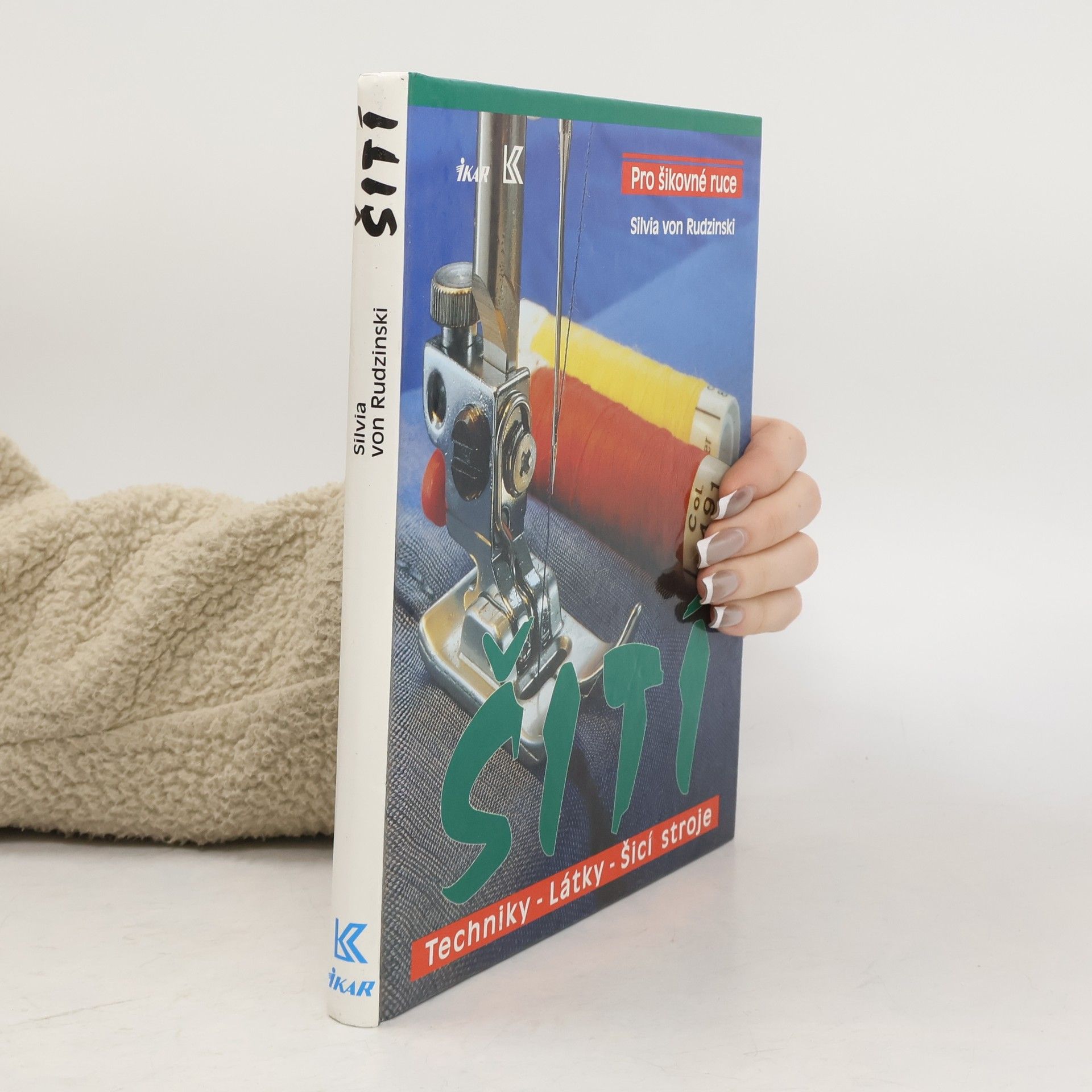 Ivana Školníková Šití : Techniky - látky - šicí stroje