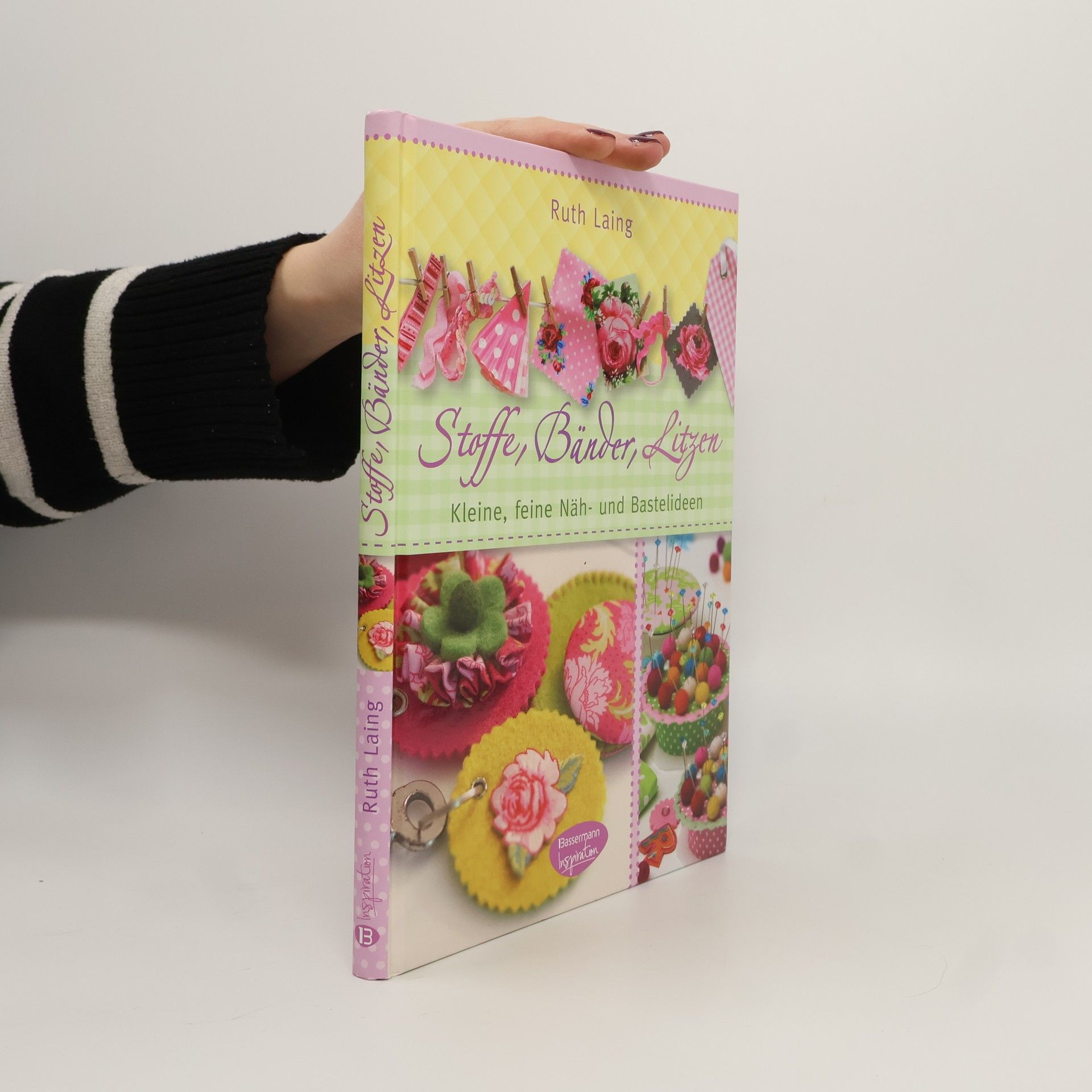 Ruth Laing Stoffe, Bänder, Litzen