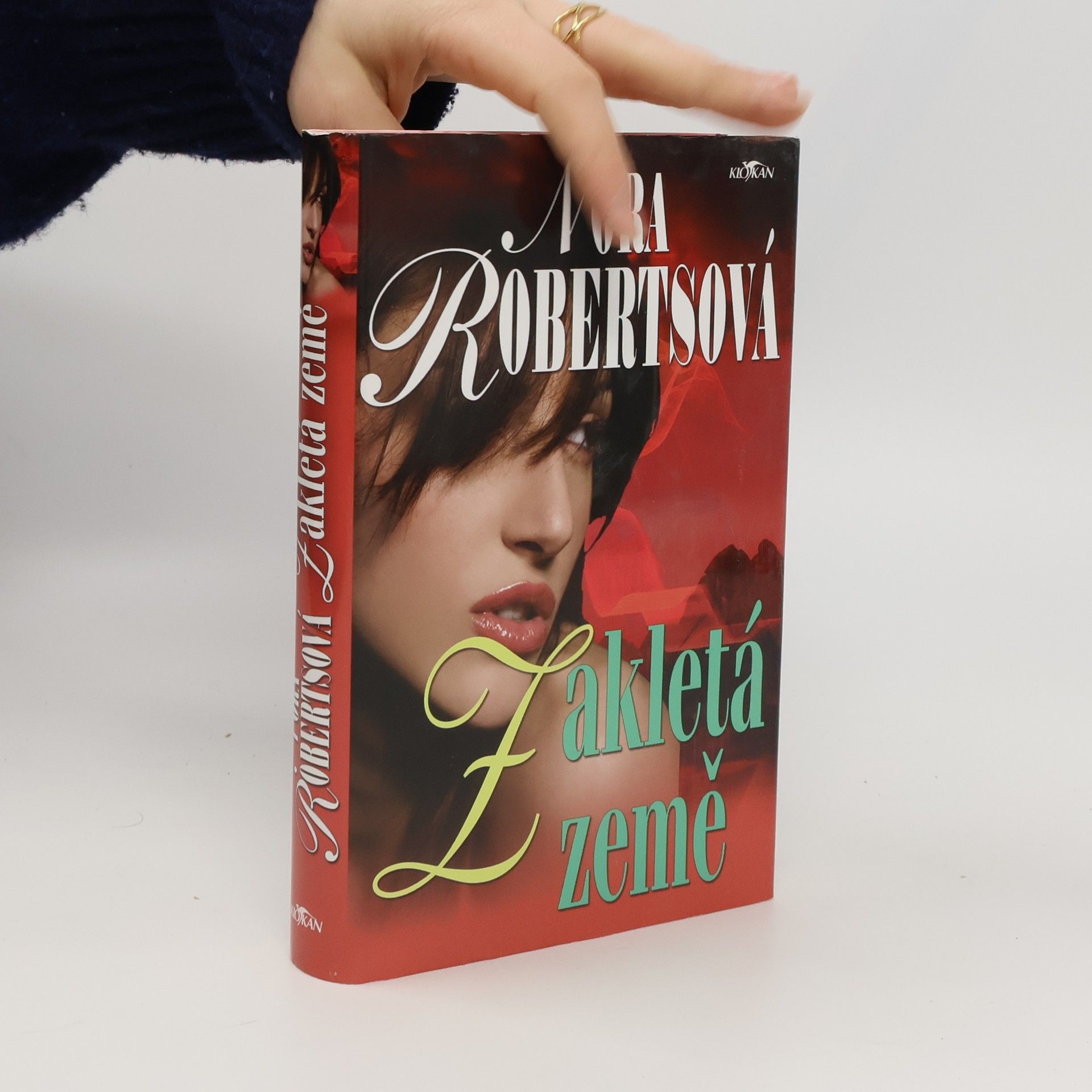 Nora Roberts Zakletá země