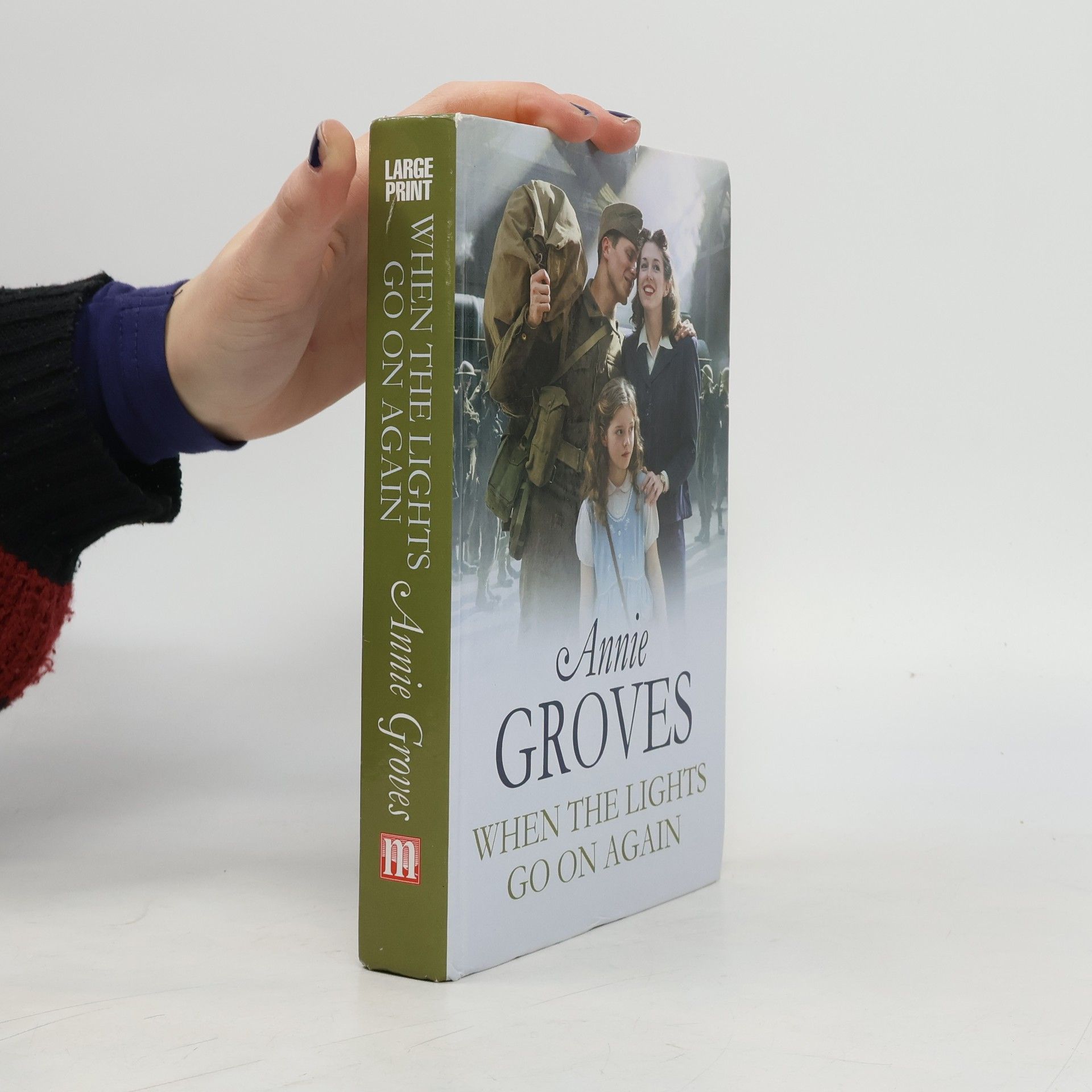 Annie Groves When The Lights Go On Again - Large Print