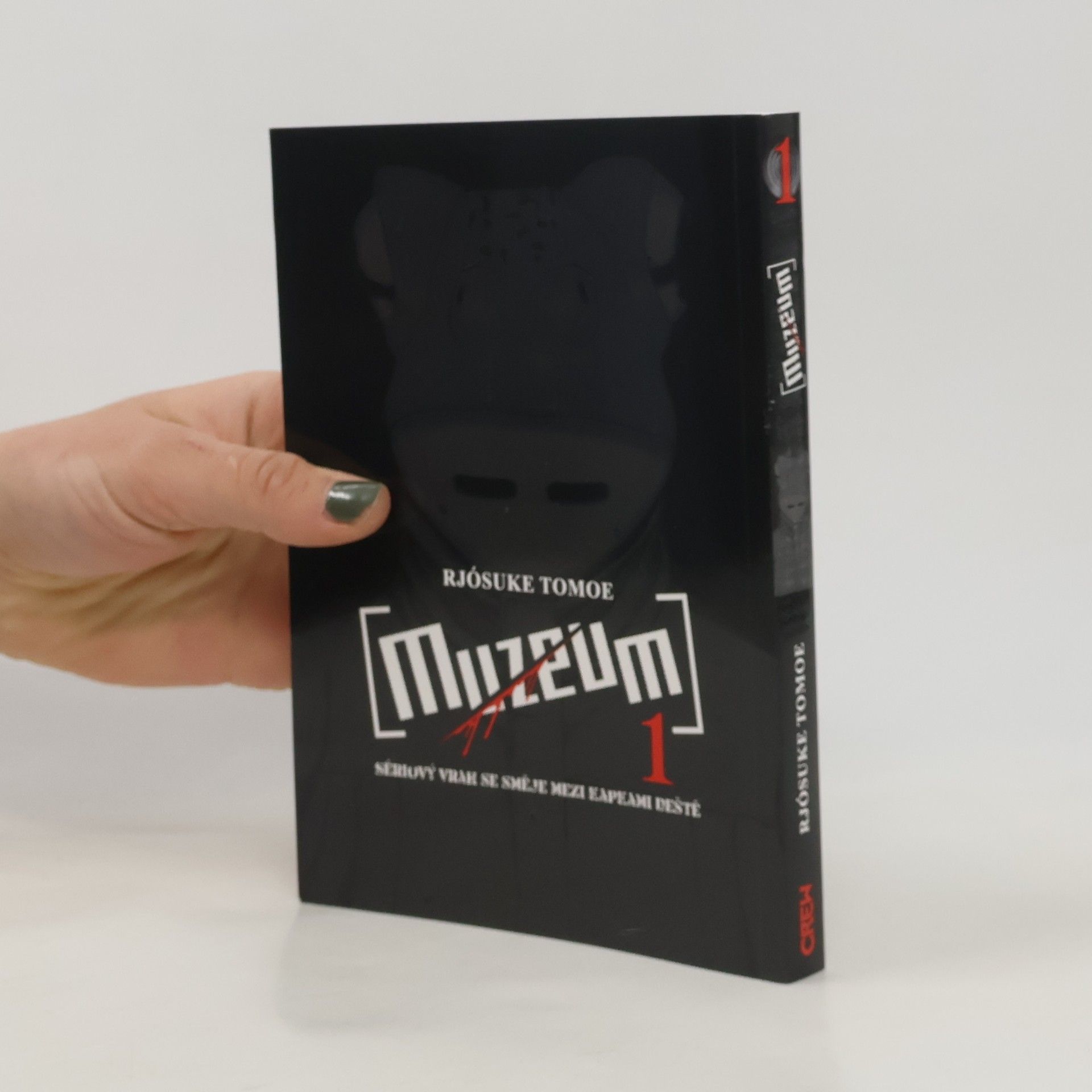 Muzeum. Sériový vrah se směje mezi kapkami deště