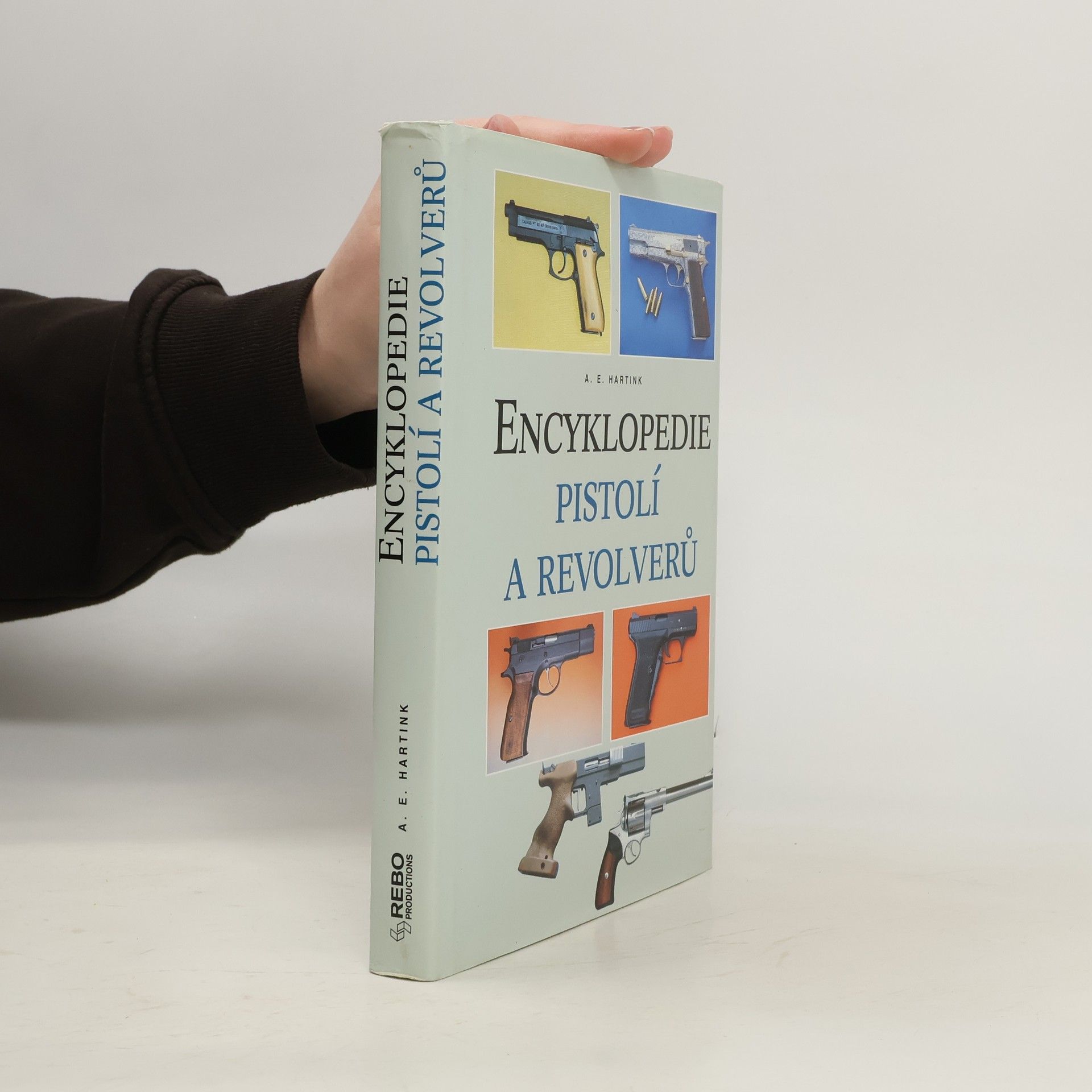 A. E. Hartink Encyklopedie pistolí a revolverů