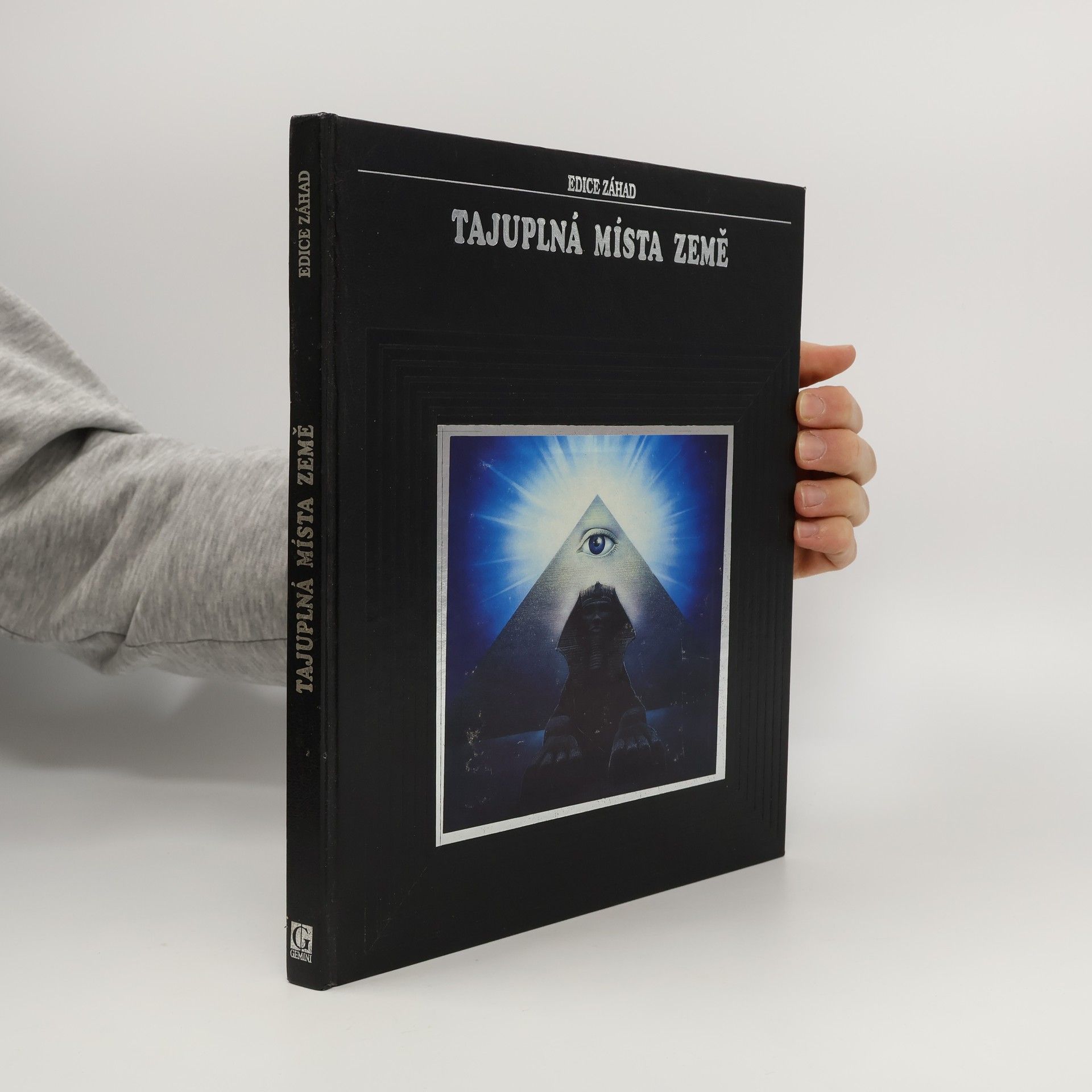 AA.VV. Tajuplná místa země