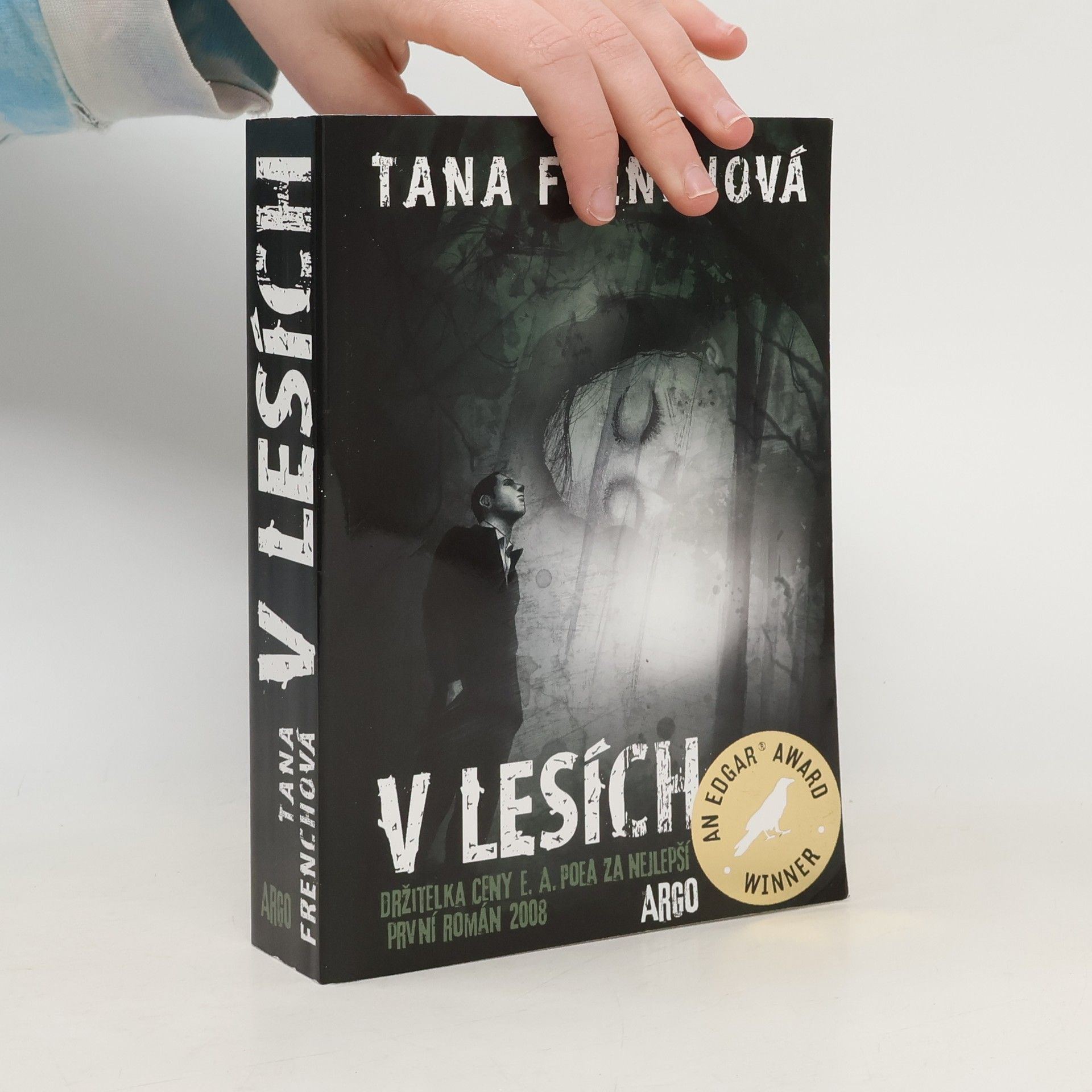 Tana French V lesích