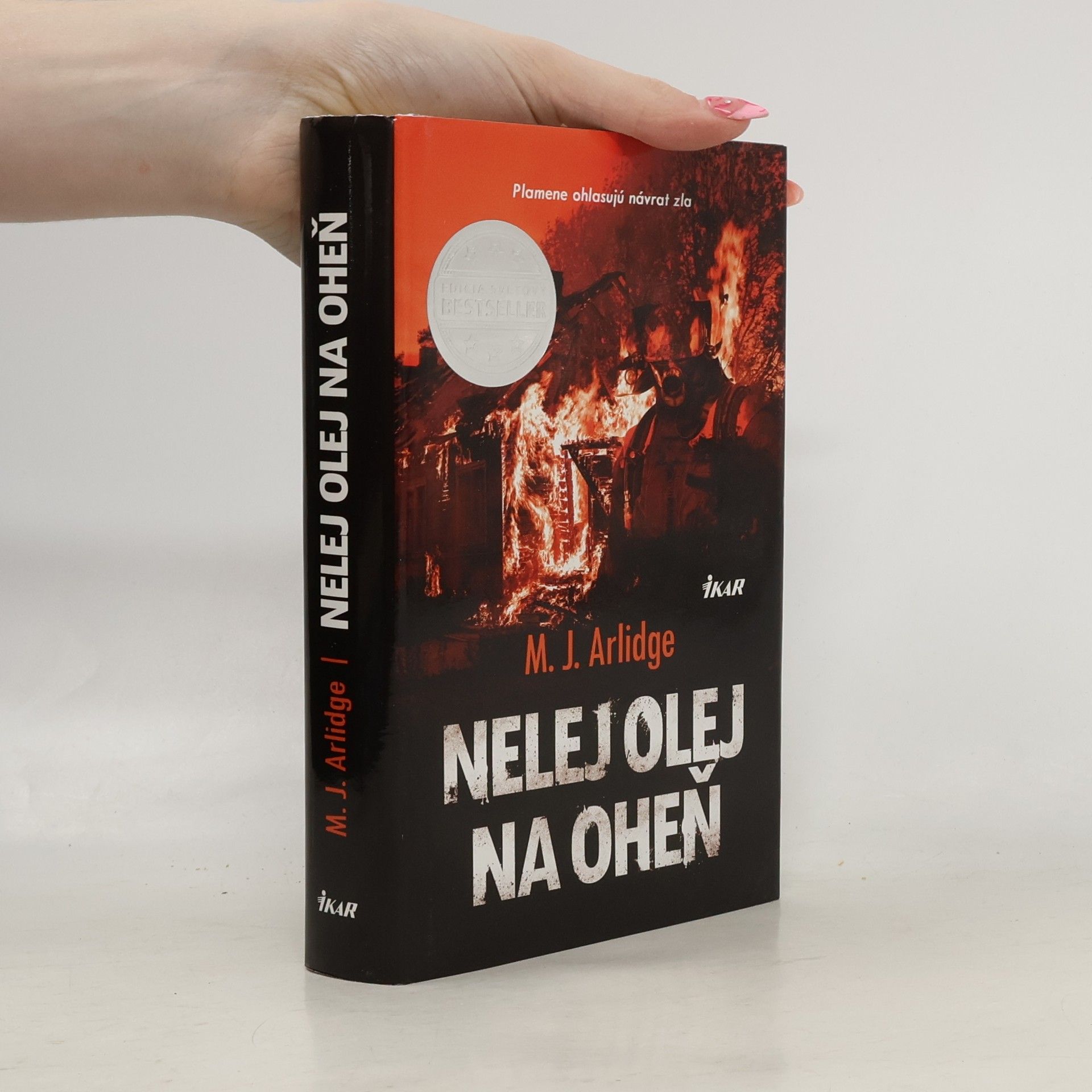 M. J. Arlidge Nelej olej na oheň