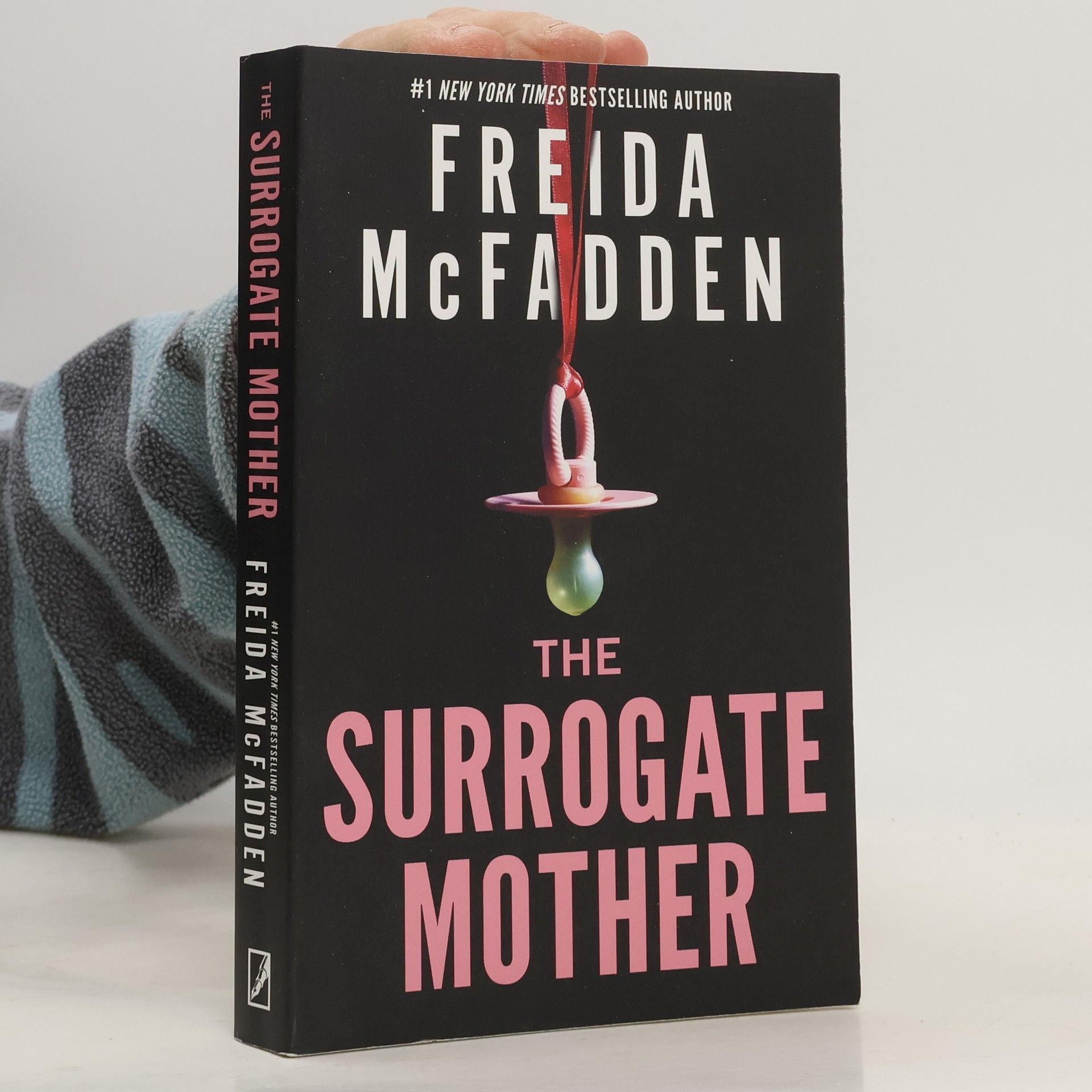 Freida McFadden The Surrogate Mother