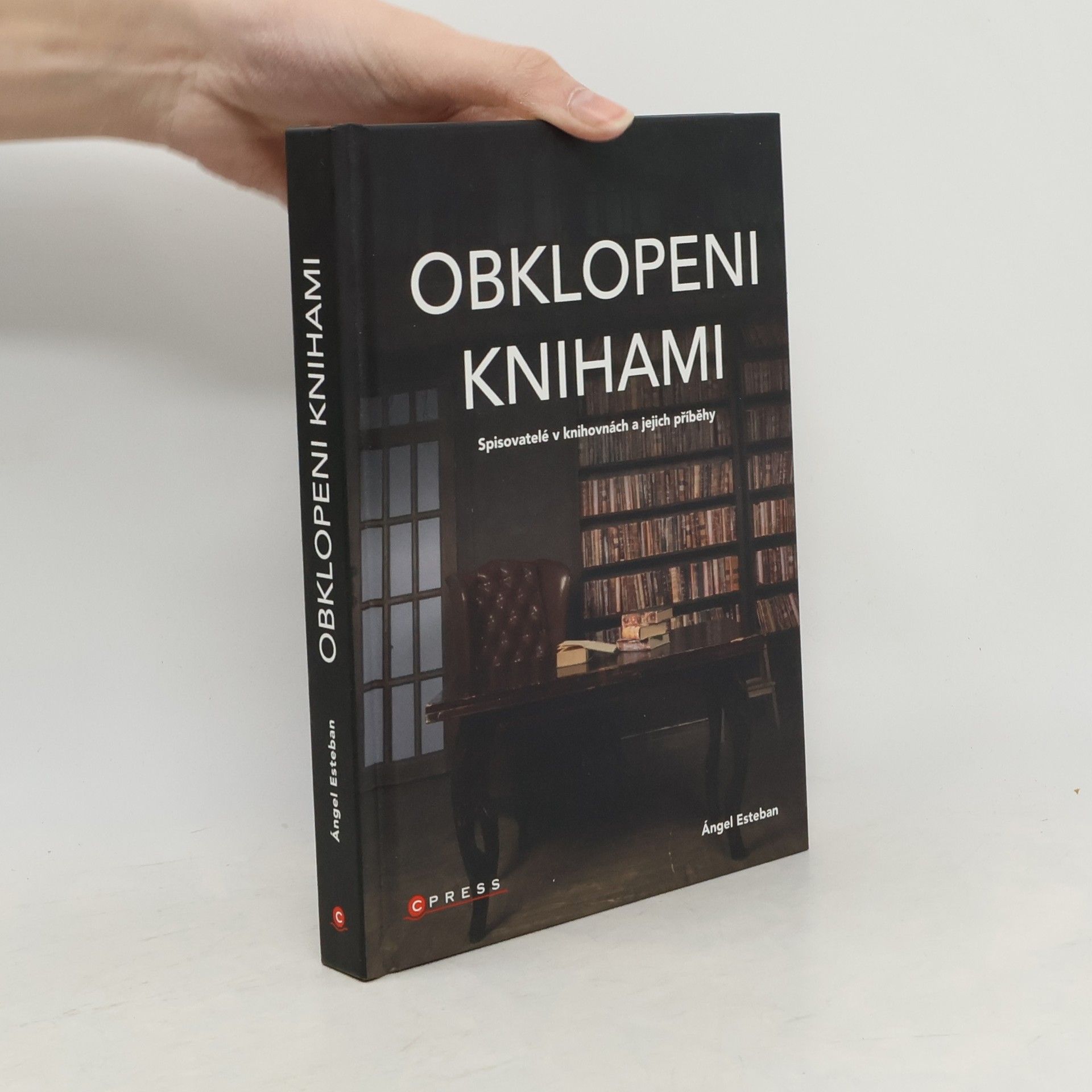 Ángel Esteban Obklopeni knihami